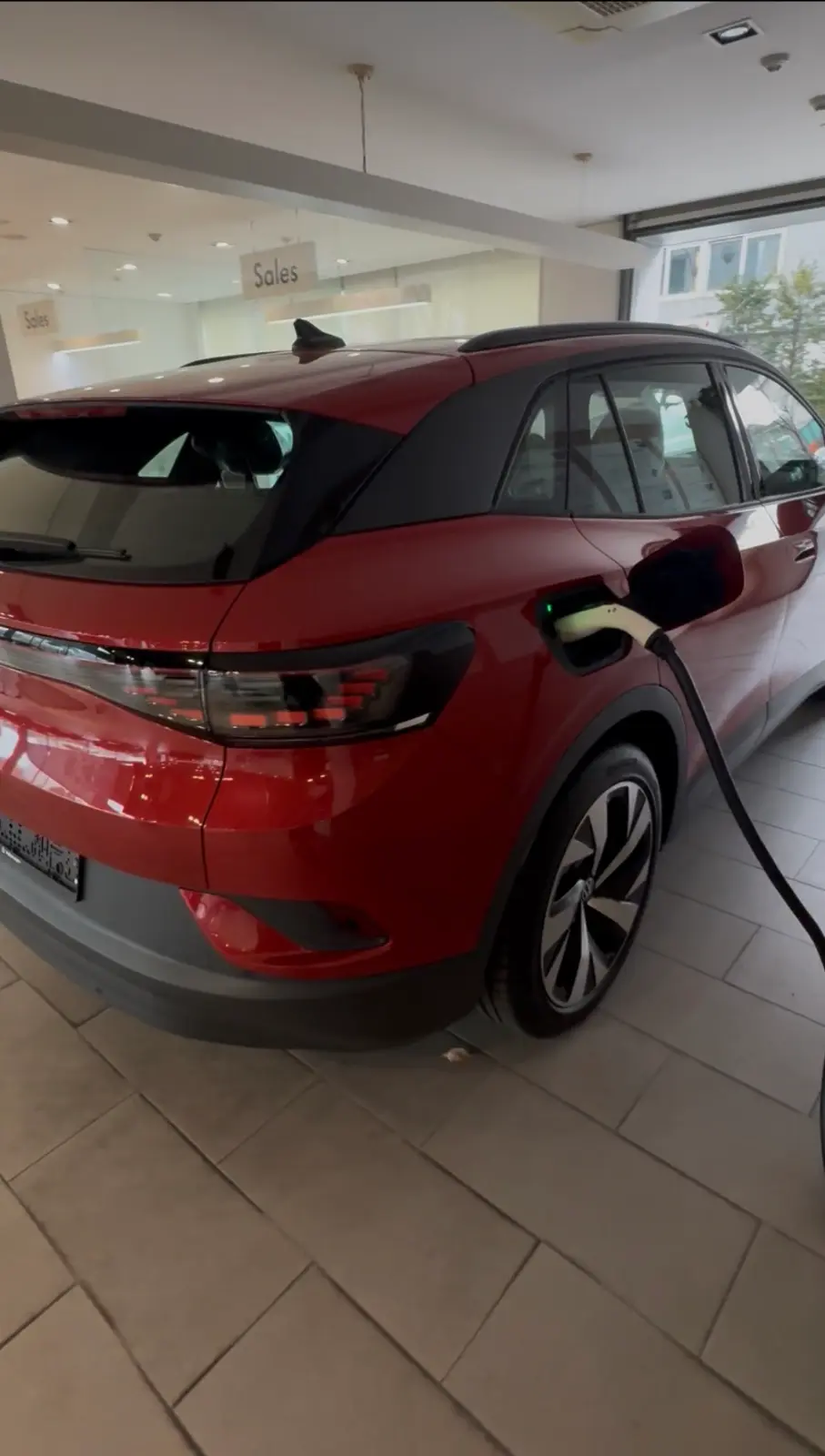 폭스바겐 ID.4 킹스 레드 Pro 2023년식 실물 사진 5/15