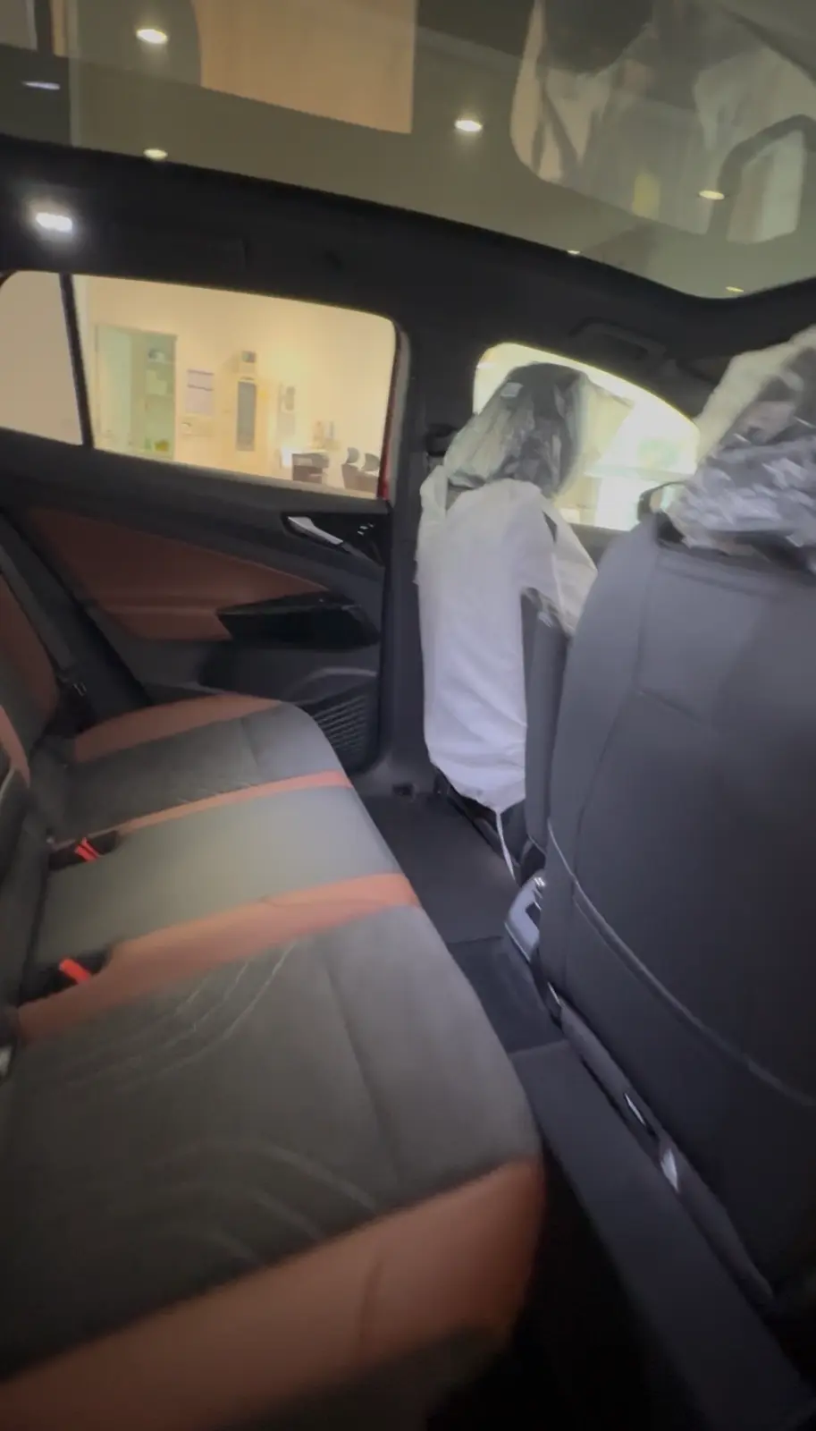 폭스바겐 ID.4 킹스 레드 Pro 2023년식 실물 사진 6/15