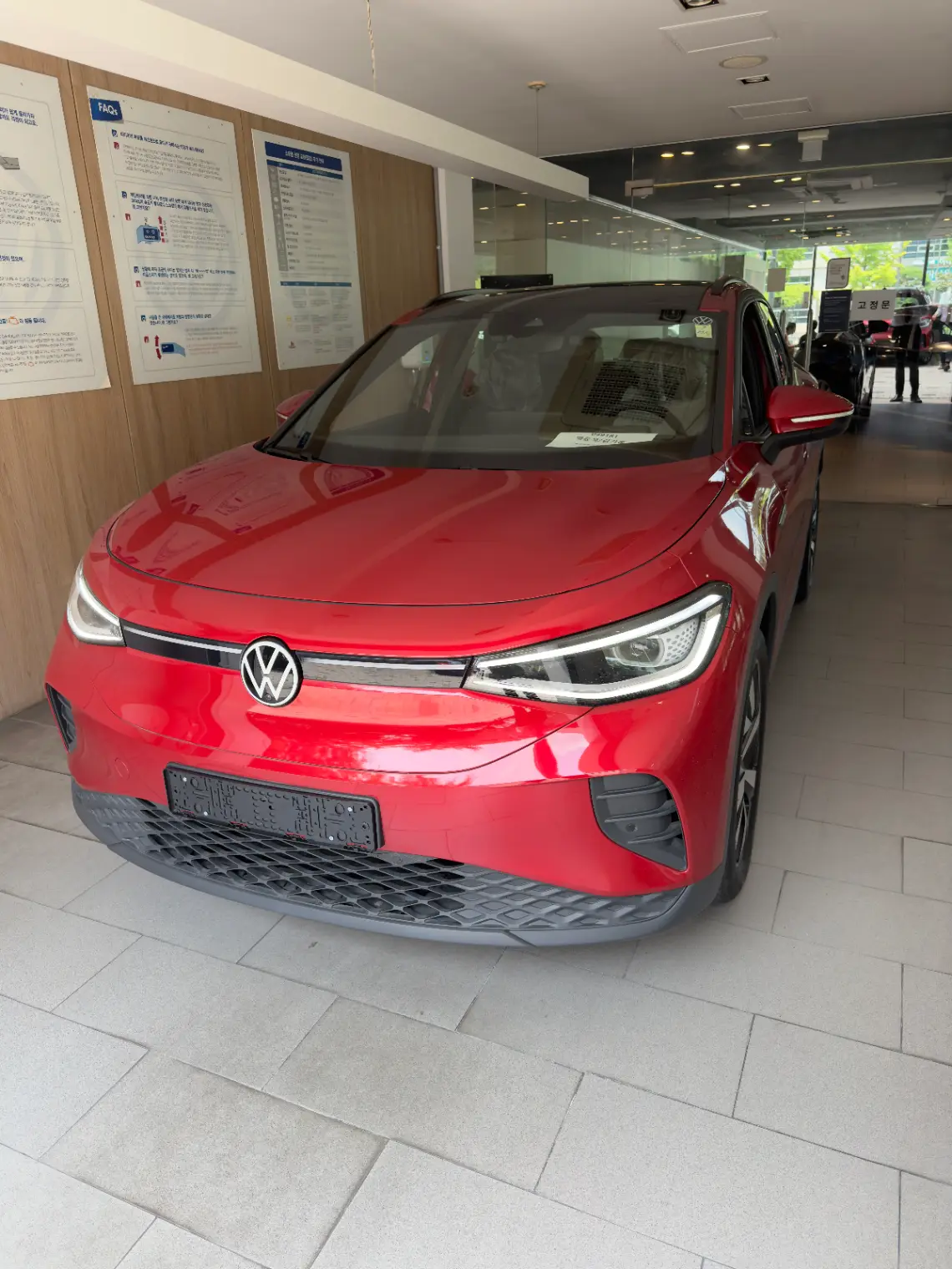 폭스바겐 ID.4 킹스 레드 Pro 2023년식 실물 사진 7/15
