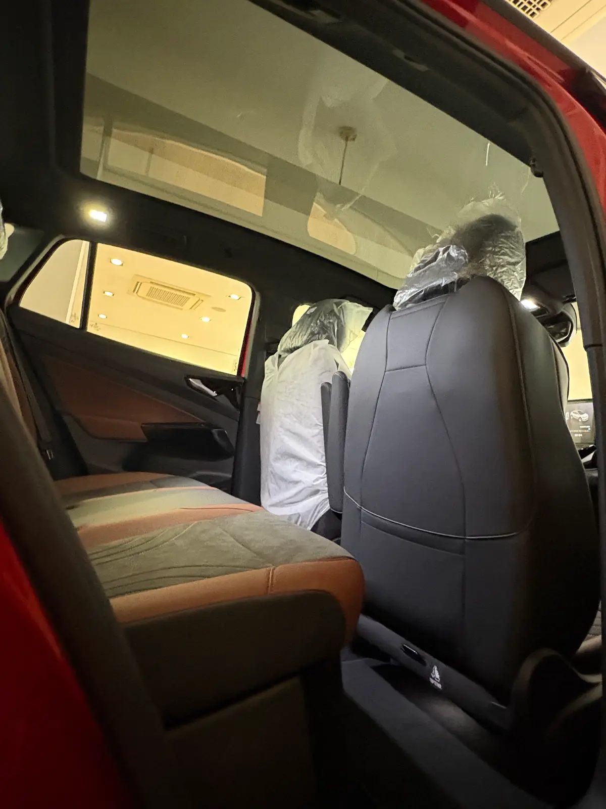 폭스바겐 ID.4 킹스 레드 Pro 2023년식 실물 사진 10/15