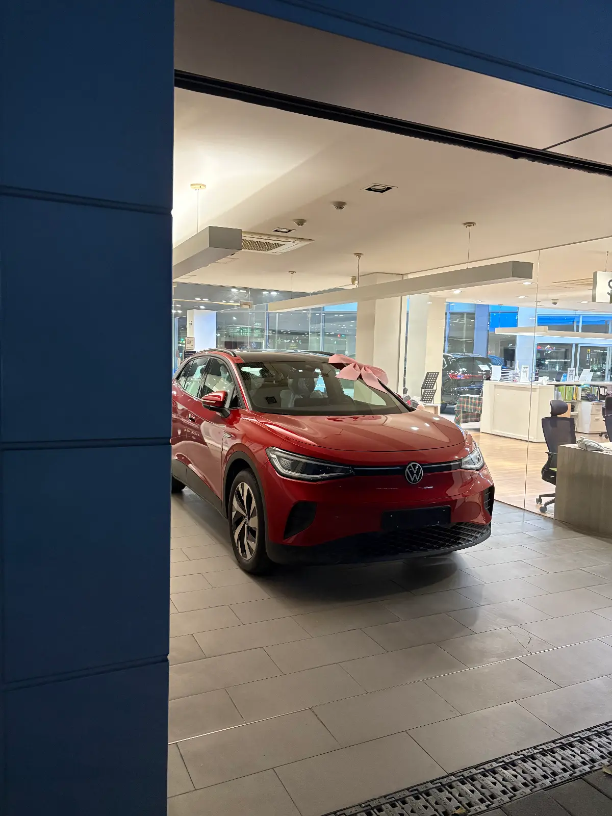 폭스바겐 ID.4 킹스 레드 Pro 2023년식 실물 사진 12/15