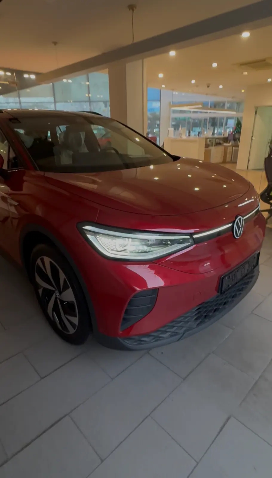 폭스바겐 ID.4 킹스 레드 Pro 2023년식 실물 사진 2/15