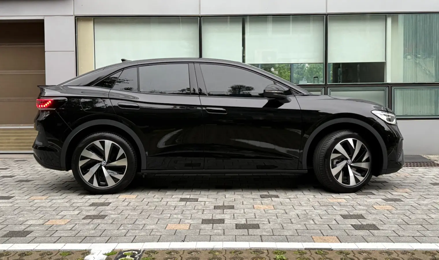 폭스바겐 ID.5 그레나딜라 블랙 Pro 2025년식 실물 사진 2/16 - ID5 블랙 색상 차량 크롬 딜리트 작업 통한 래핑적용 차량입니다.