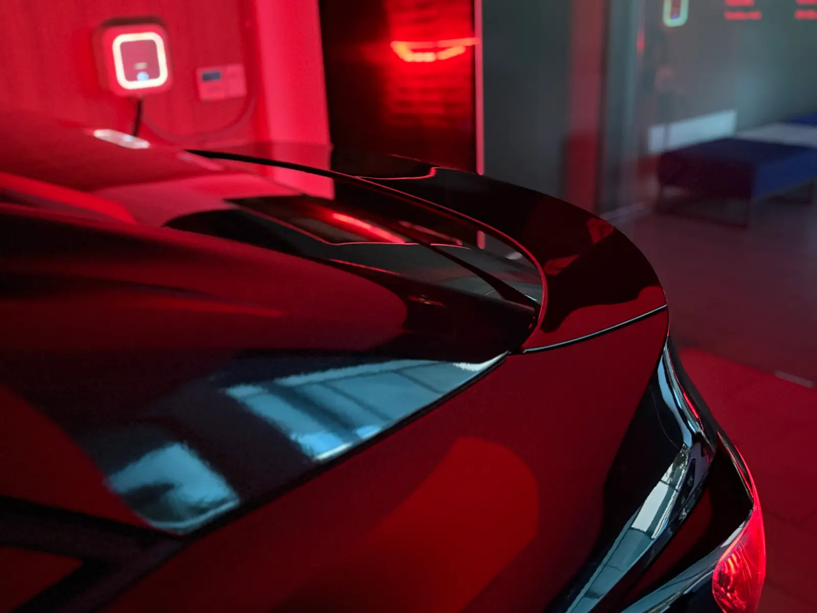 폭스바겐 ID.5 그레나딜라 블랙 Pro 2025년식 실물 사진 5/16 - ID5 블랙 색상 차량 크롬 딜리트 작업 통한 래핑적용 차량입니다.