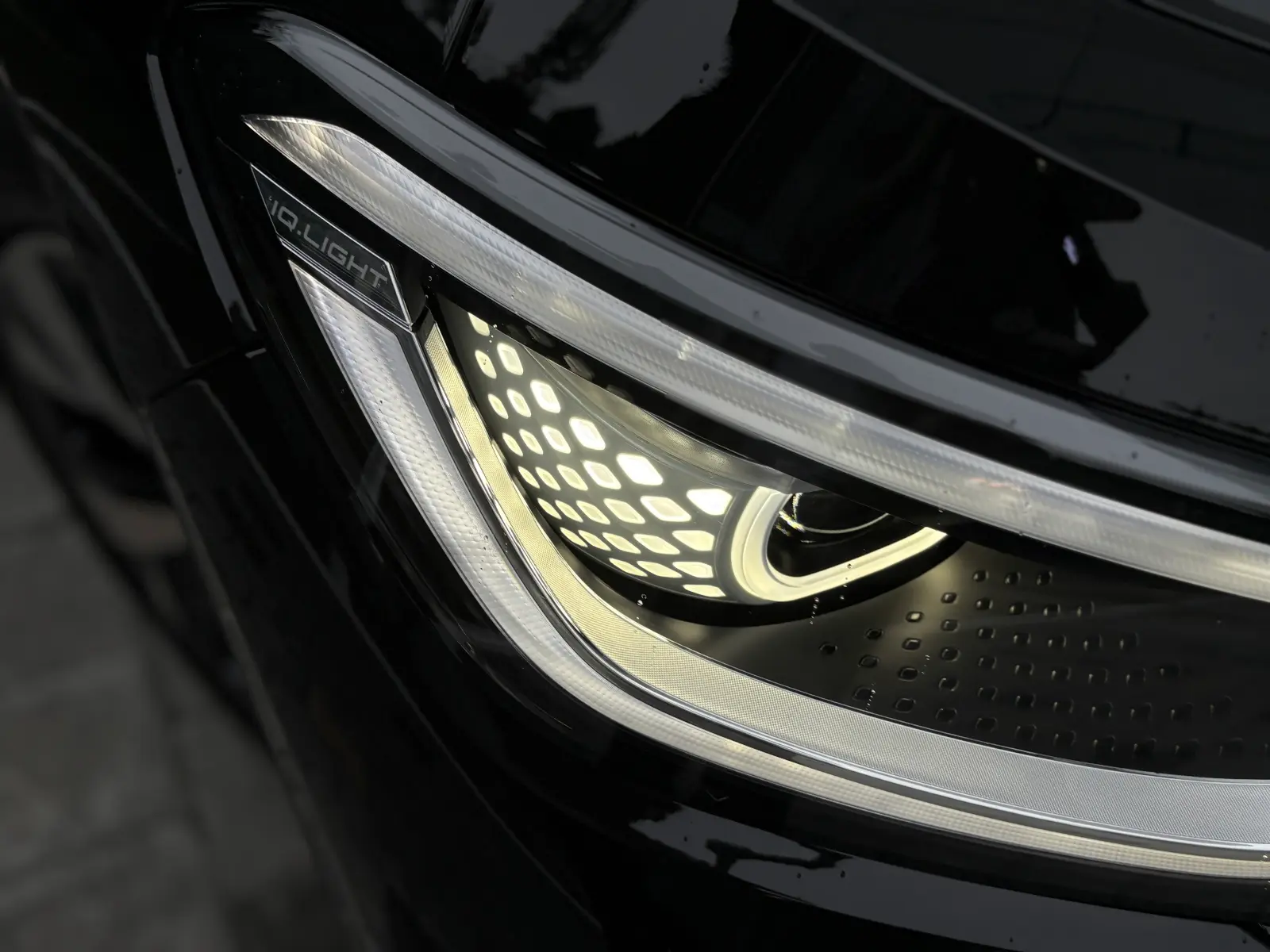 폭스바겐 ID.5 그레나딜라 블랙 Pro 2025년식 실물 사진 6/16 - ID5 블랙 색상 차량 크롬 딜리트 작업 통한 래핑적용 차량입니다.