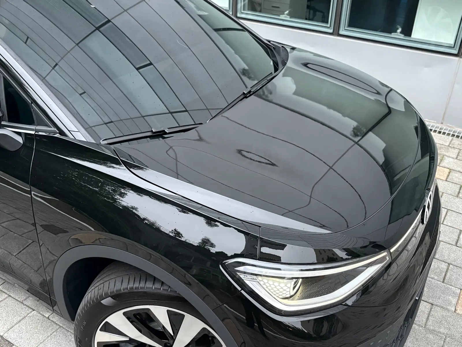 폭스바겐 ID.5 그레나딜라 블랙 Pro 2025년식 실물 사진 7/16 - ID5 블랙 색상 차량 크롬 딜리트 작업 통한 래핑적용 차량입니다.