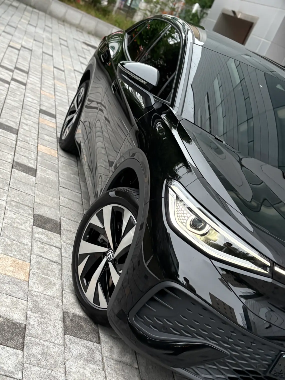 폭스바겐 ID.5 그레나딜라 블랙 Pro 2025년식 실물 사진 8/16 - ID5 블랙 색상 차량 크롬 딜리트 작업 통한 래핑적용 차량입니다.
