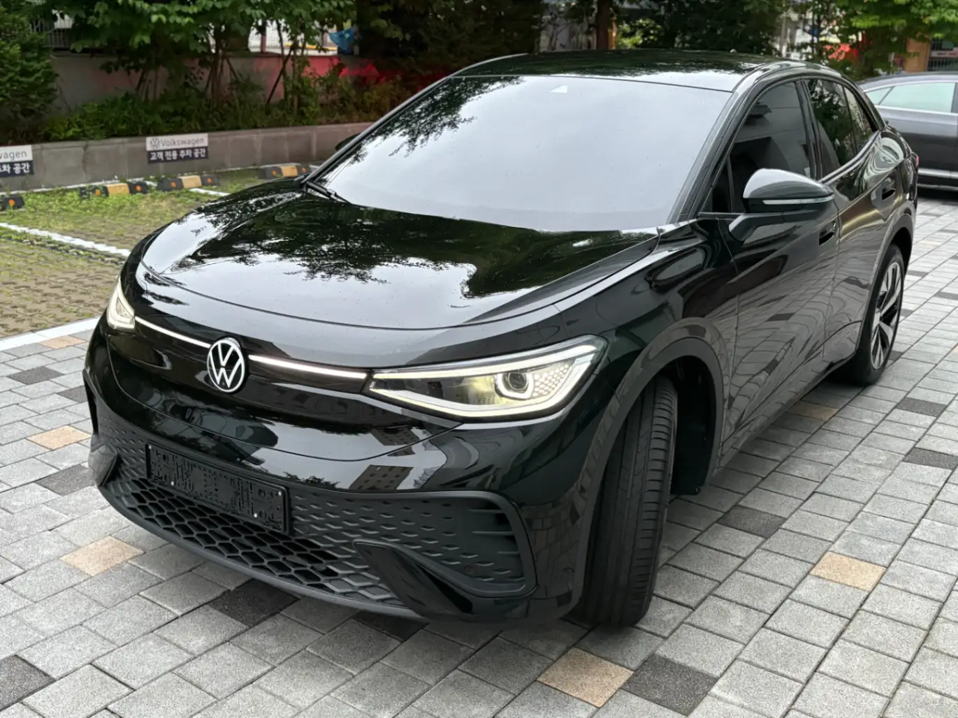폭스바겐 ID.5 그레나딜라 블랙 Pro 2025년식 실물 사진 9/16 - ID5 블랙 색상 차량 크롬 딜리트 작업 통한 래핑적용 차량입니다.