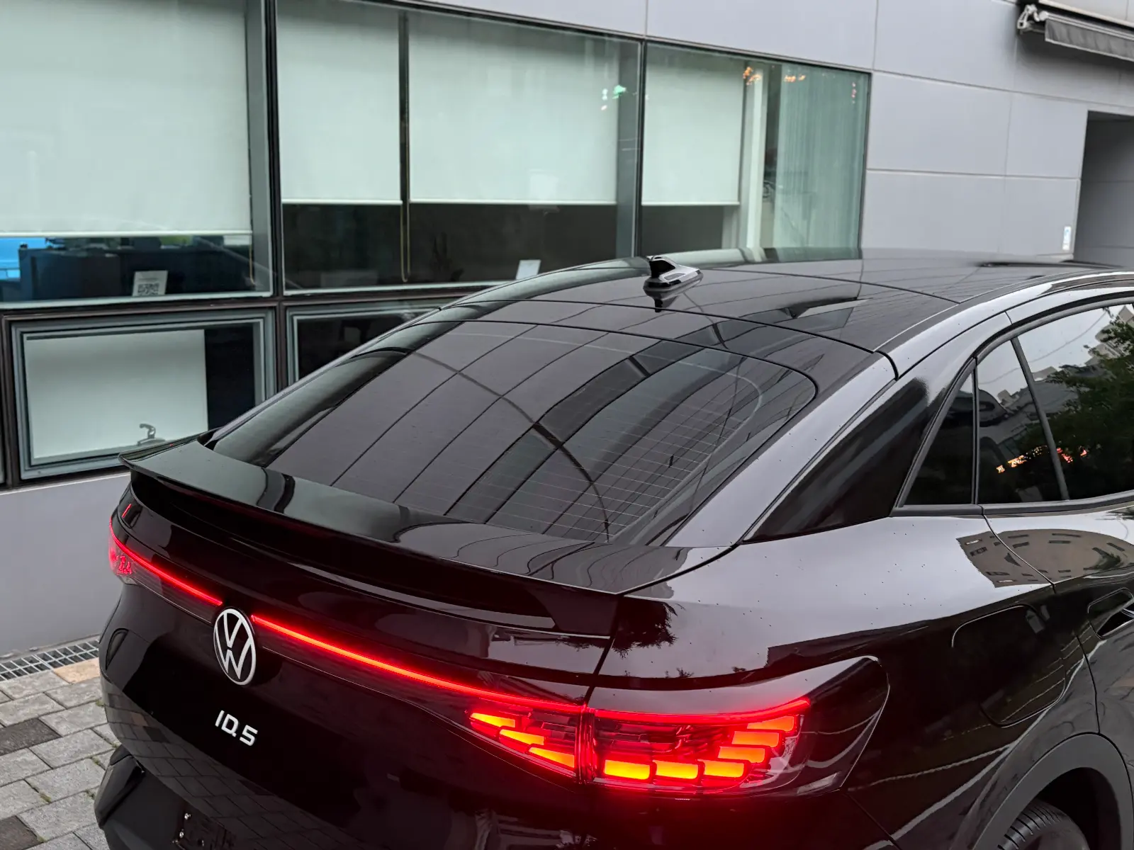 폭스바겐 ID.5 그레나딜라 블랙 Pro 2025년식 실물 사진 11/16 - ID5 블랙 색상 차량 크롬 딜리트 작업 통한 래핑적용 차량입니다.