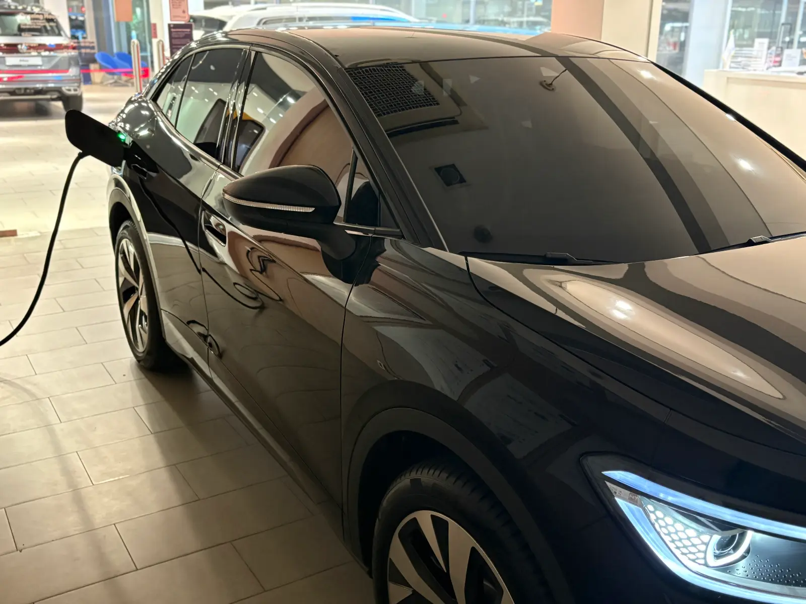 폭스바겐 ID.5 그레나딜라 블랙 Pro 2025년식 실물 사진 13/16 - ID5 블랙 색상 차량 크롬 딜리트 작업 통한 래핑적용 차량입니다.