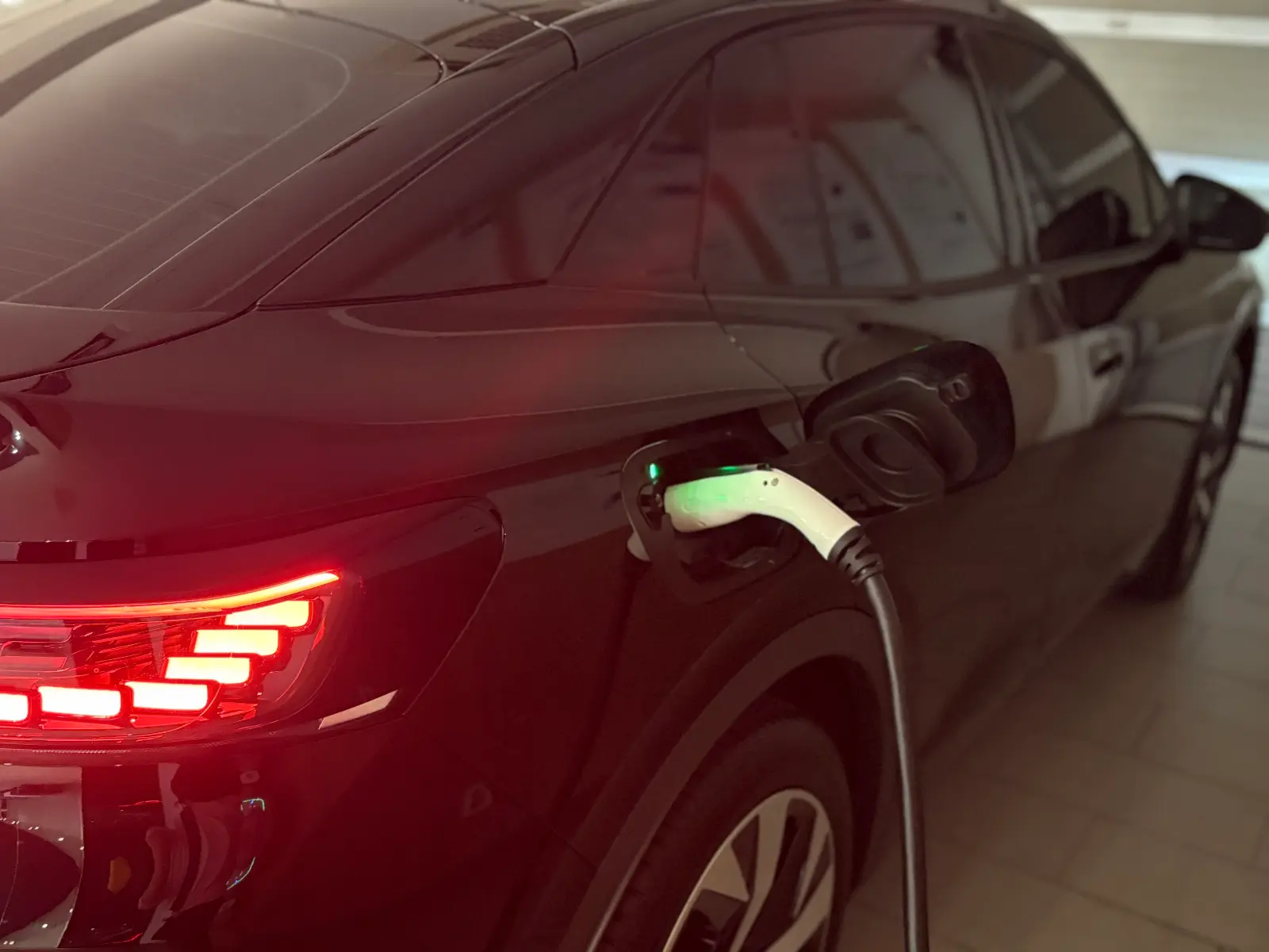 폭스바겐 ID.5 그레나딜라 블랙 Pro 2025년식 실물 사진 14/16 - ID5 블랙 색상 차량 크롬 딜리트 작업 통한 래핑적용 차량입니다.