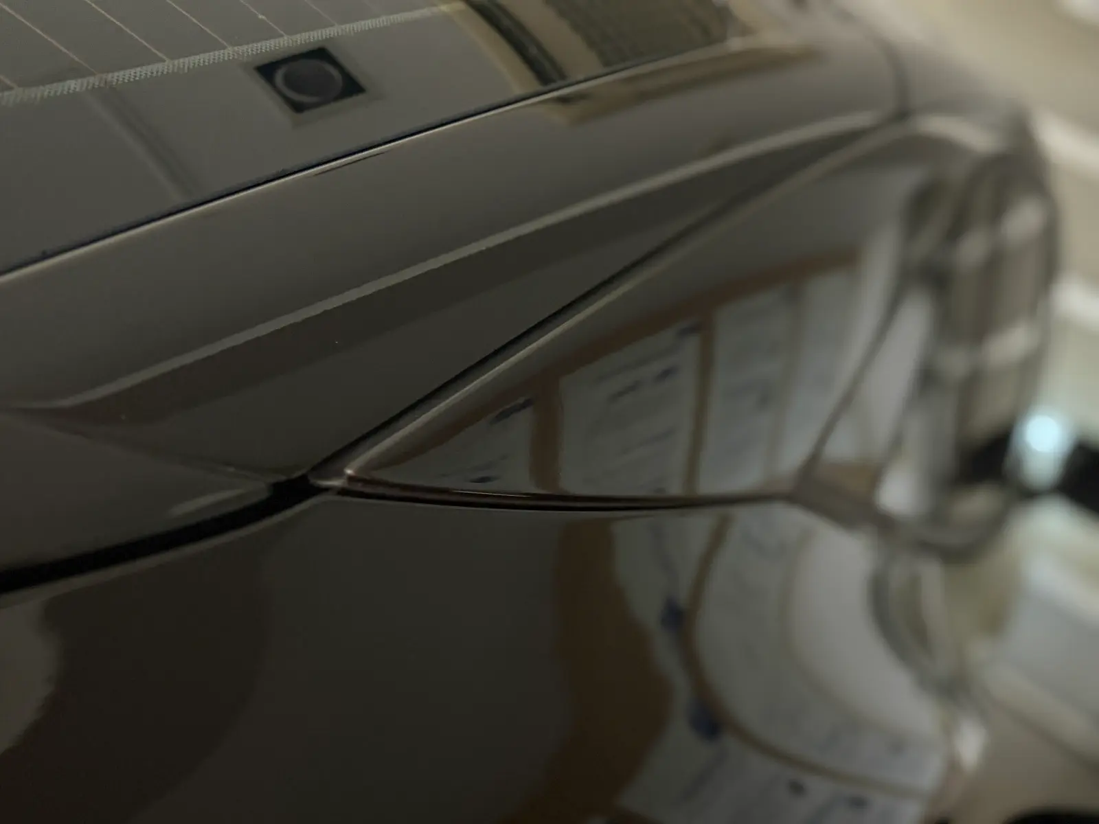 폭스바겐 ID.5 그레나딜라 블랙 Pro 2025년식 실물 사진 15/16 - ID5 블랙 색상 차량 크롬 딜리트 작업 통한 래핑적용 차량입니다.