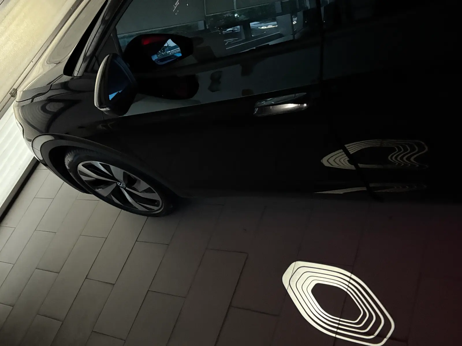 폭스바겐 ID.5 그레나딜라 블랙 Pro 2025년식 실물 사진 16/16 - ID5 블랙 색상 차량 크롬 딜리트 작업 통한 래핑적용 차량입니다.