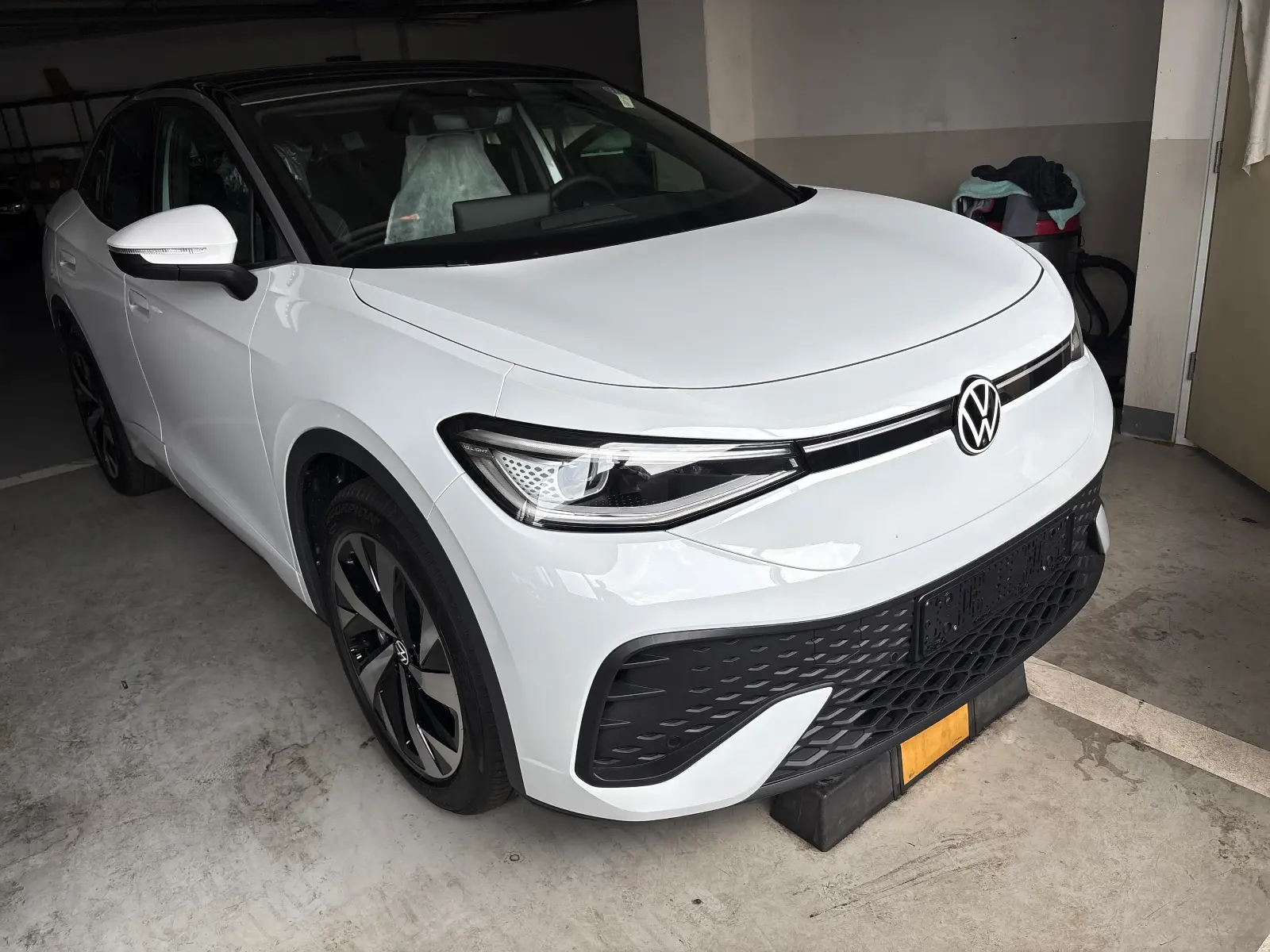 폭스바겐 ID.5 글레시어 화이트 Pro 2025년식 실물 사진 8/12