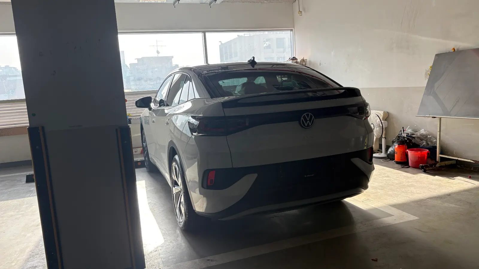 폭스바겐 ID.5 글레시어 화이트 Pro 2025년식 실물 사진 9/12