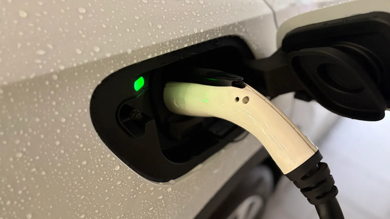 폭스바겐 ID.5 글레시어 화이트 Pro 2025년식 실물 사진 11/12