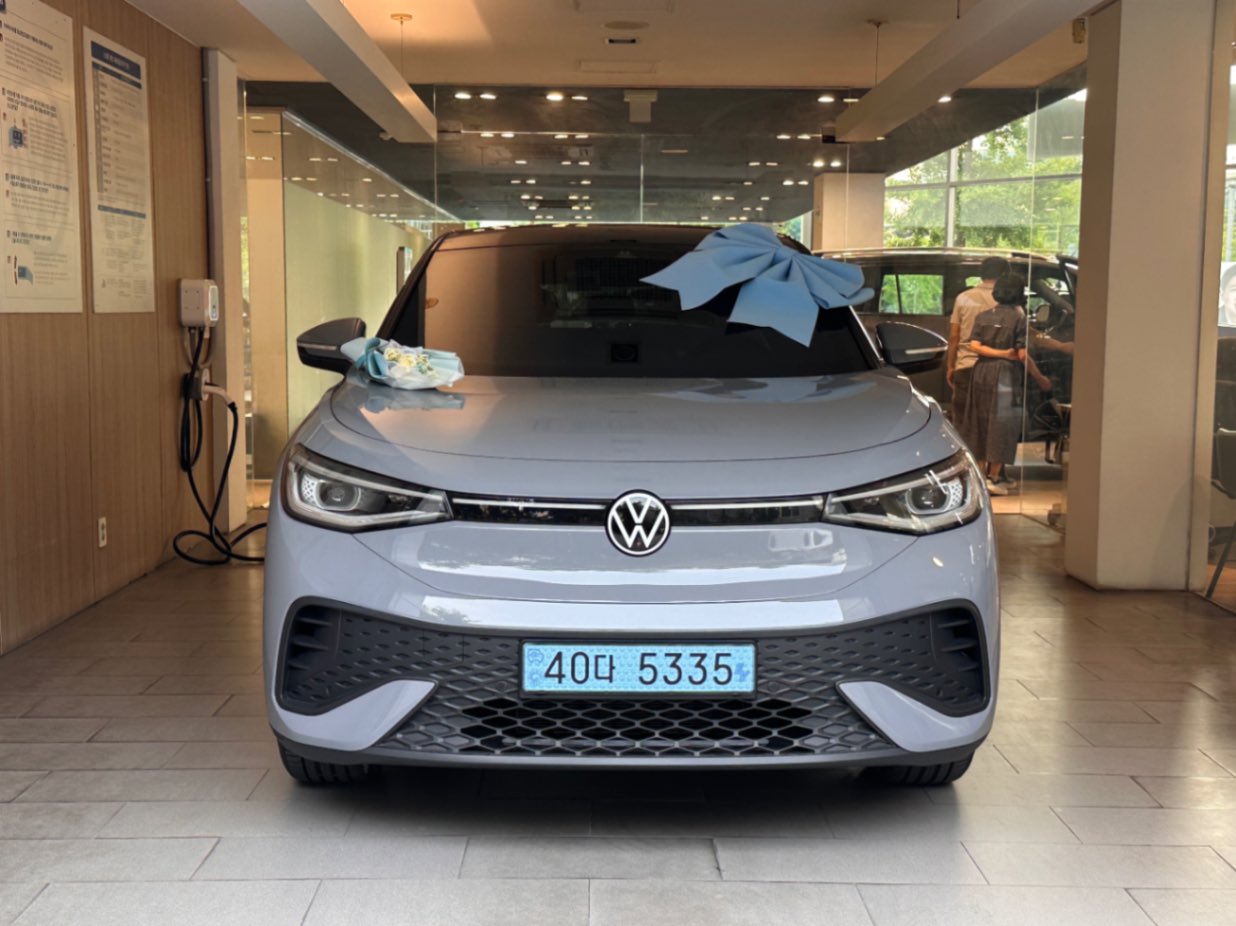 폭스바겐 ID.5 문스톤 그레이 2025년식 실물 사진 2/19