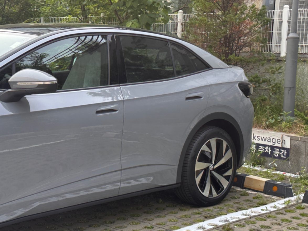 폭스바겐 ID.5 문스톤 그레이 2025년식 실물 사진 6/19