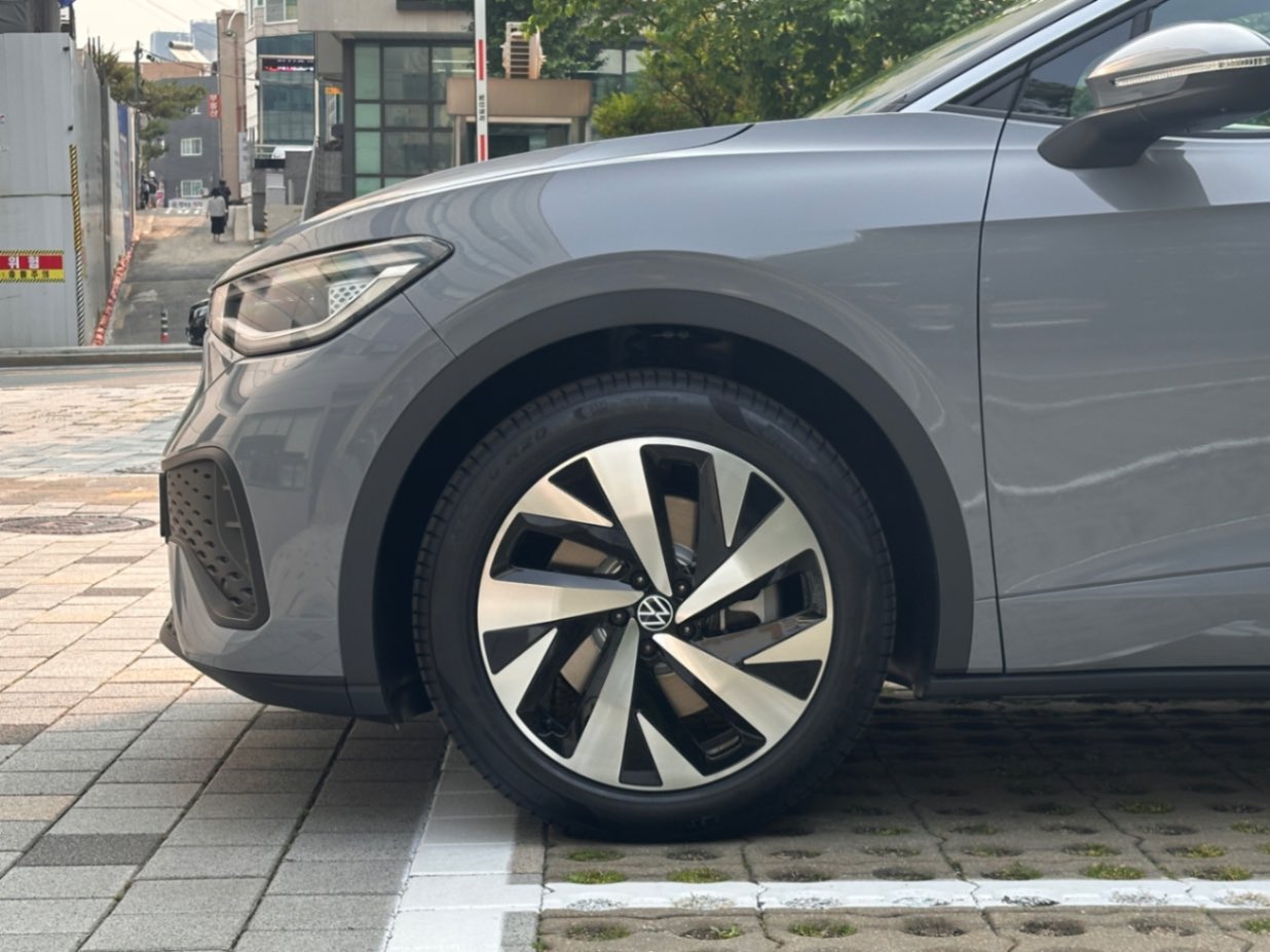 폭스바겐 ID.5 문스톤 그레이 2025년식 실물 사진 8/19