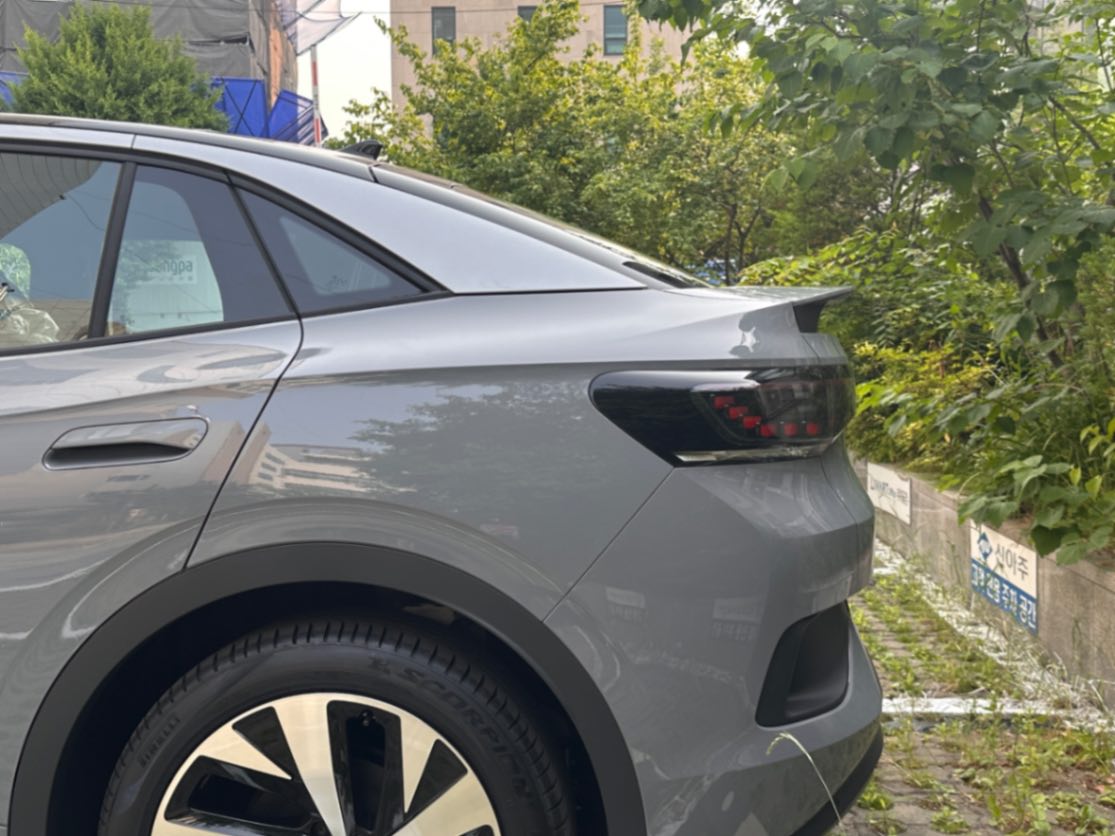 폭스바겐 ID.5 문스톤 그레이 2025년식 실물 사진 9/19