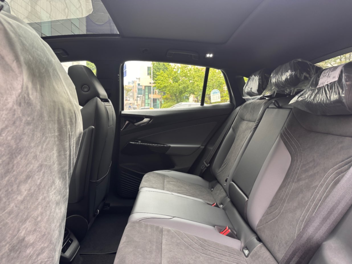 폭스바겐 ID.5 문스톤 그레이 2025년식 실물 사진 16/19