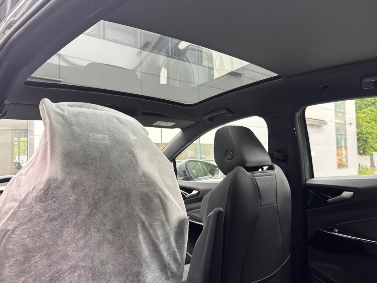 폭스바겐 ID.5 문스톤 그레이 2025년식 실물 사진 18/19