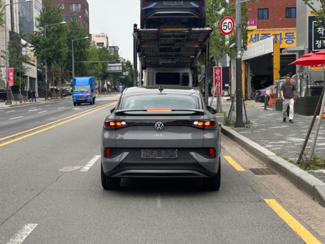 폭스바겐 ID.5 문스톤 그레이 2025년식 실물 사진 19/19