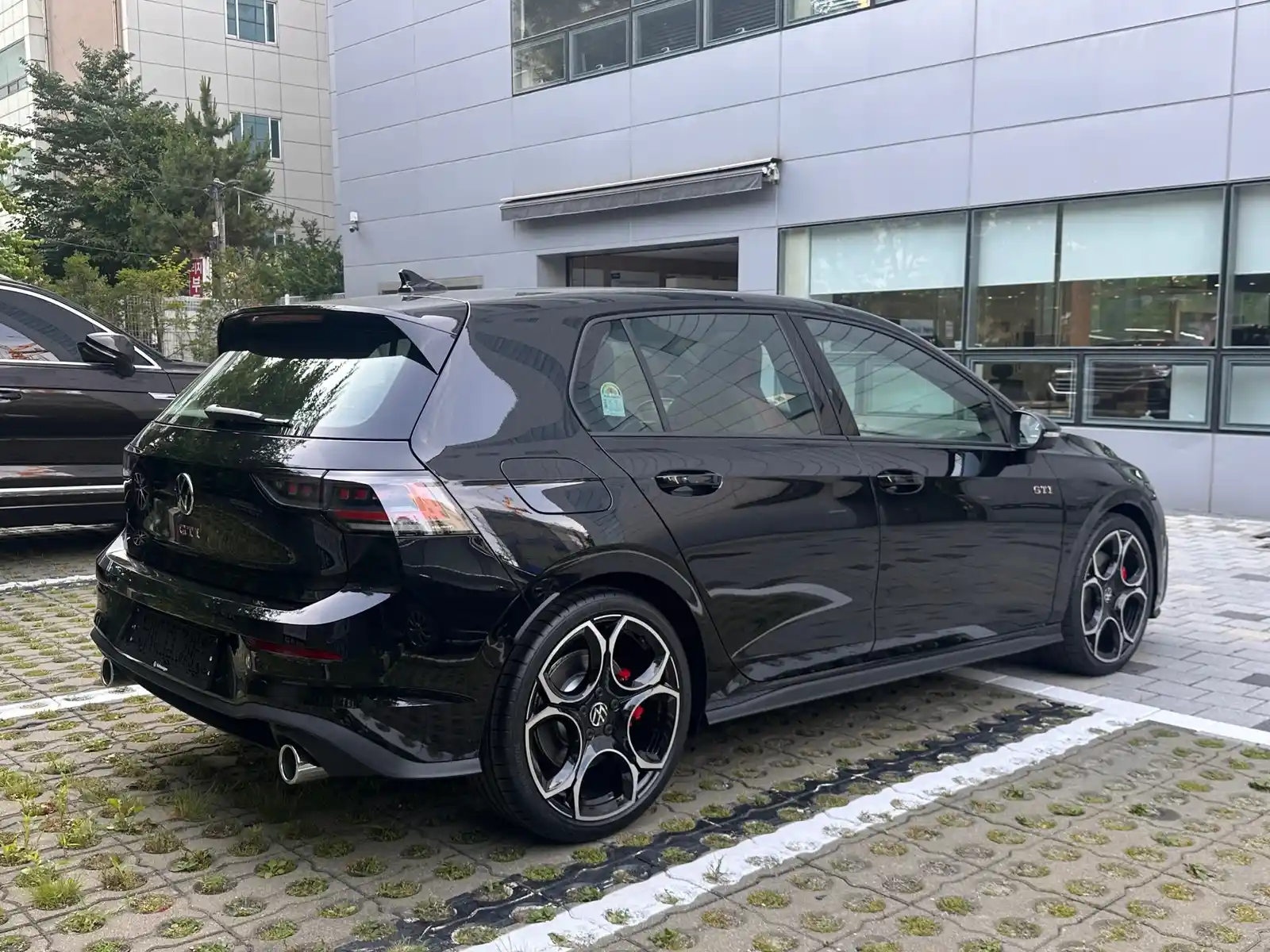 폭스바겐 골프 그레나딜라 블랙 GTI 2026년식 실물 사진 5/7