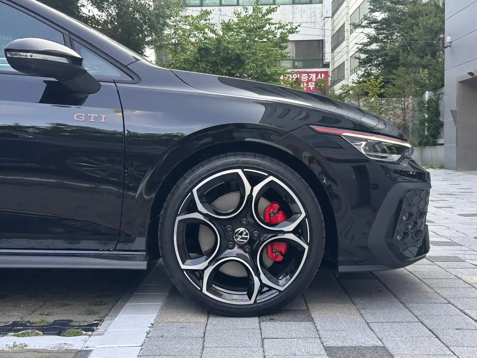 폭스바겐 골프 그레나딜라 블랙 GTI 2026년식 실물 사진 6/7