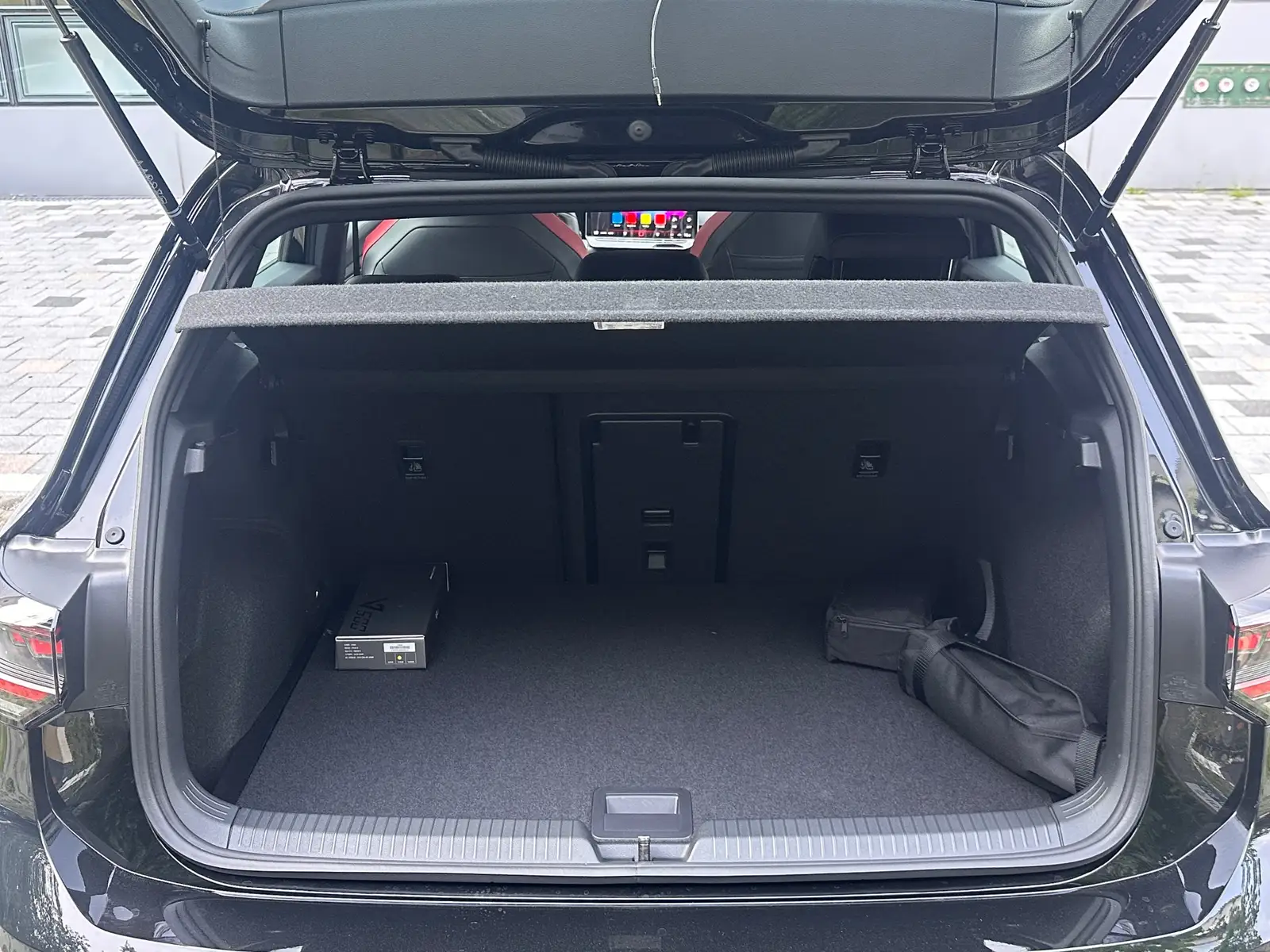 폭스바겐 골프 그레나딜라 블랙 GTI 2026년식 실물 사진 7/7