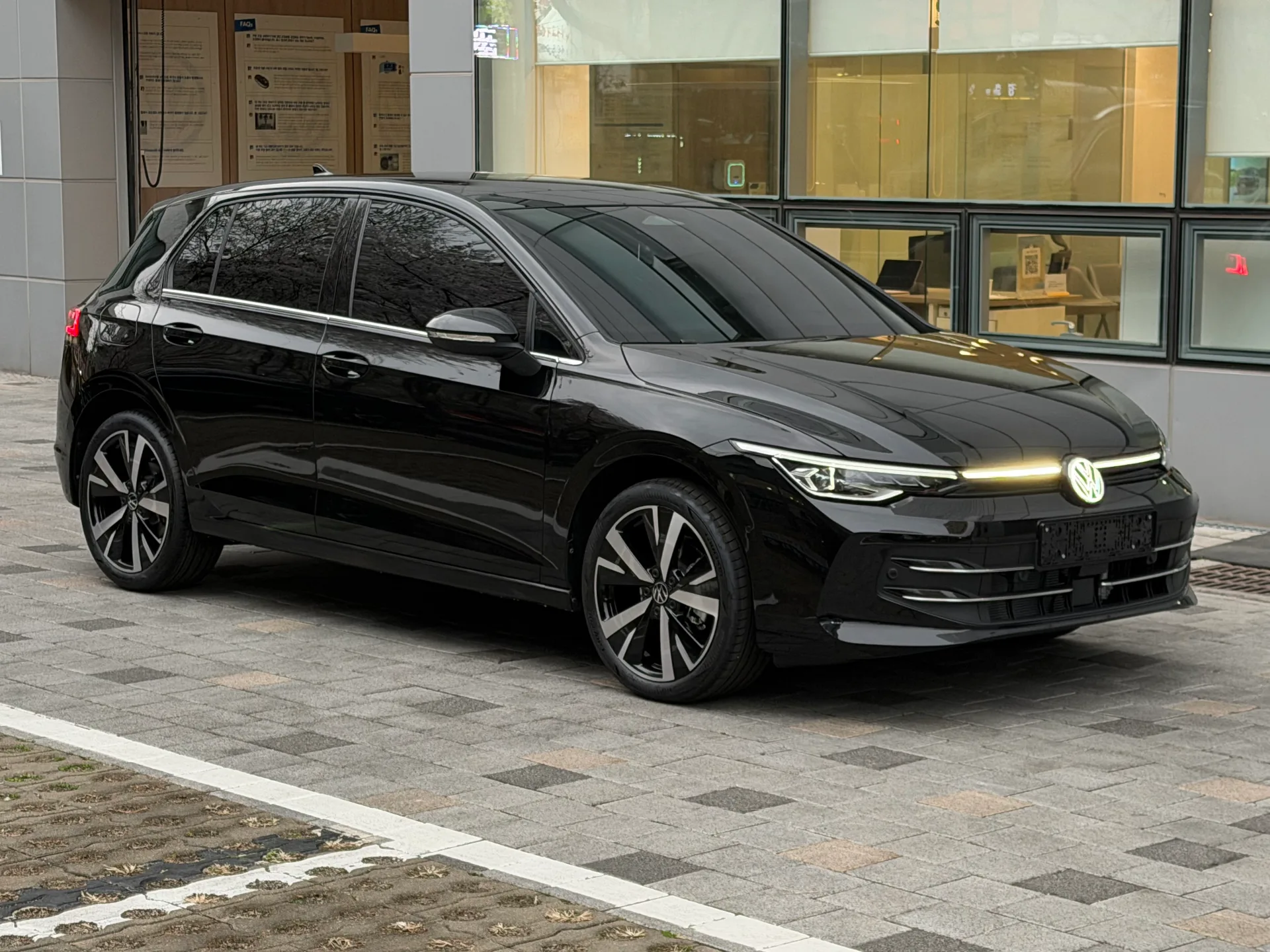 폭스바겐 골프 그레나딜라 블랙 TDI 프레스티지 2026년식 실물 사진 9/26 - 26년 03월 30일 출고한 검정 골프 TDI 출고 사진입니