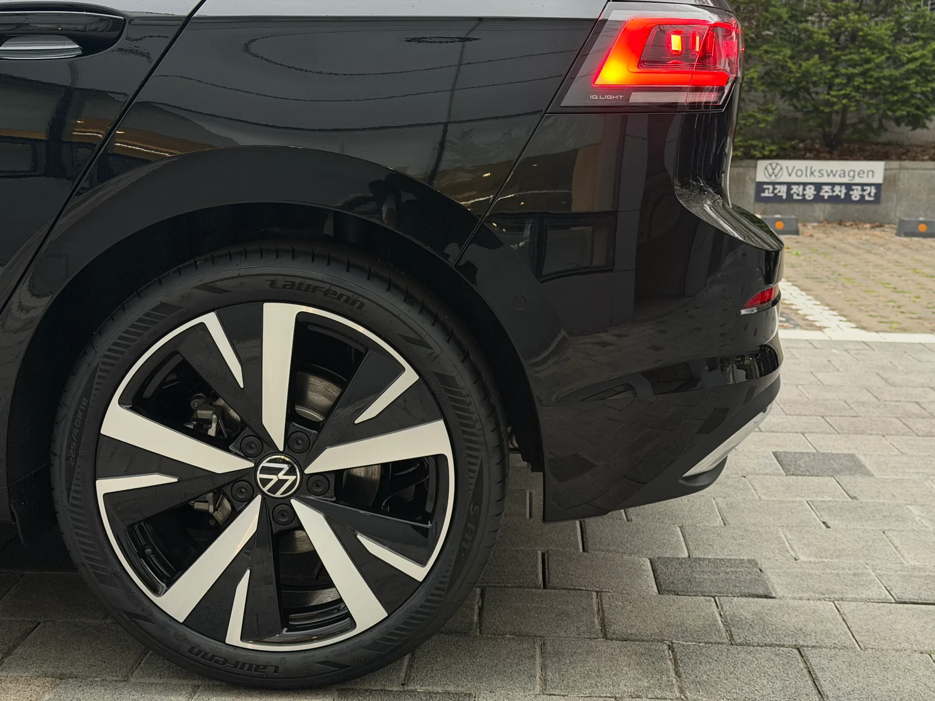 폭스바겐 골프 그레나딜라 블랙 TDI 프레스티지 2026년식 실물 사진 13/26 - 26년 03월 30일 출고한 검정 골프 TDI 출고 사진입니