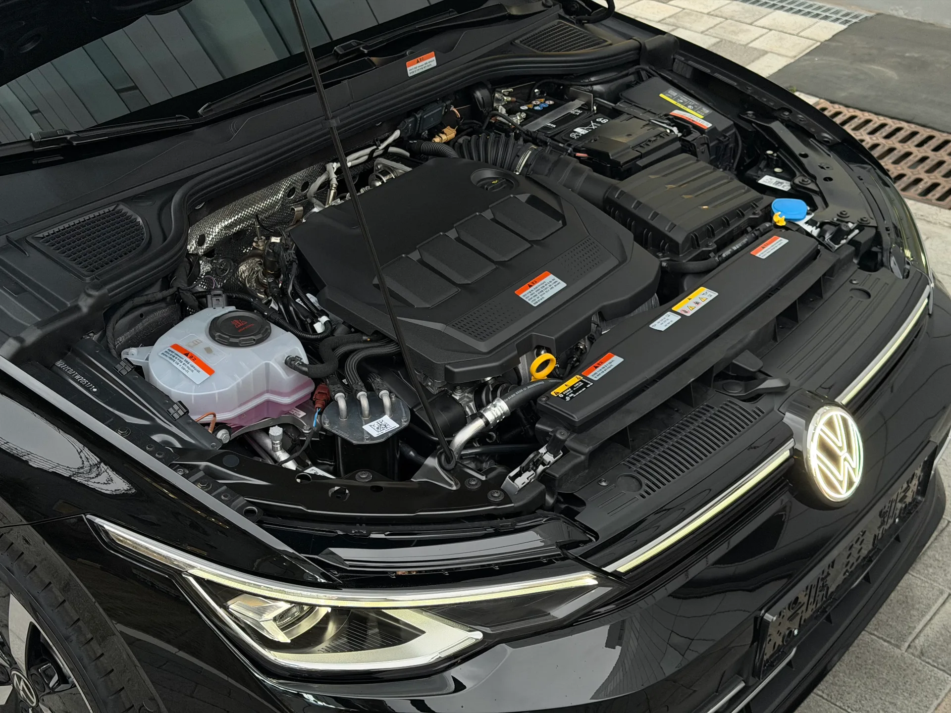 폭스바겐 골프 그레나딜라 블랙 TDI 프레스티지 2026년식 실물 사진 15/26 - 26년 03월 30일 출고한 검정 골프 TDI 출고 사진입니