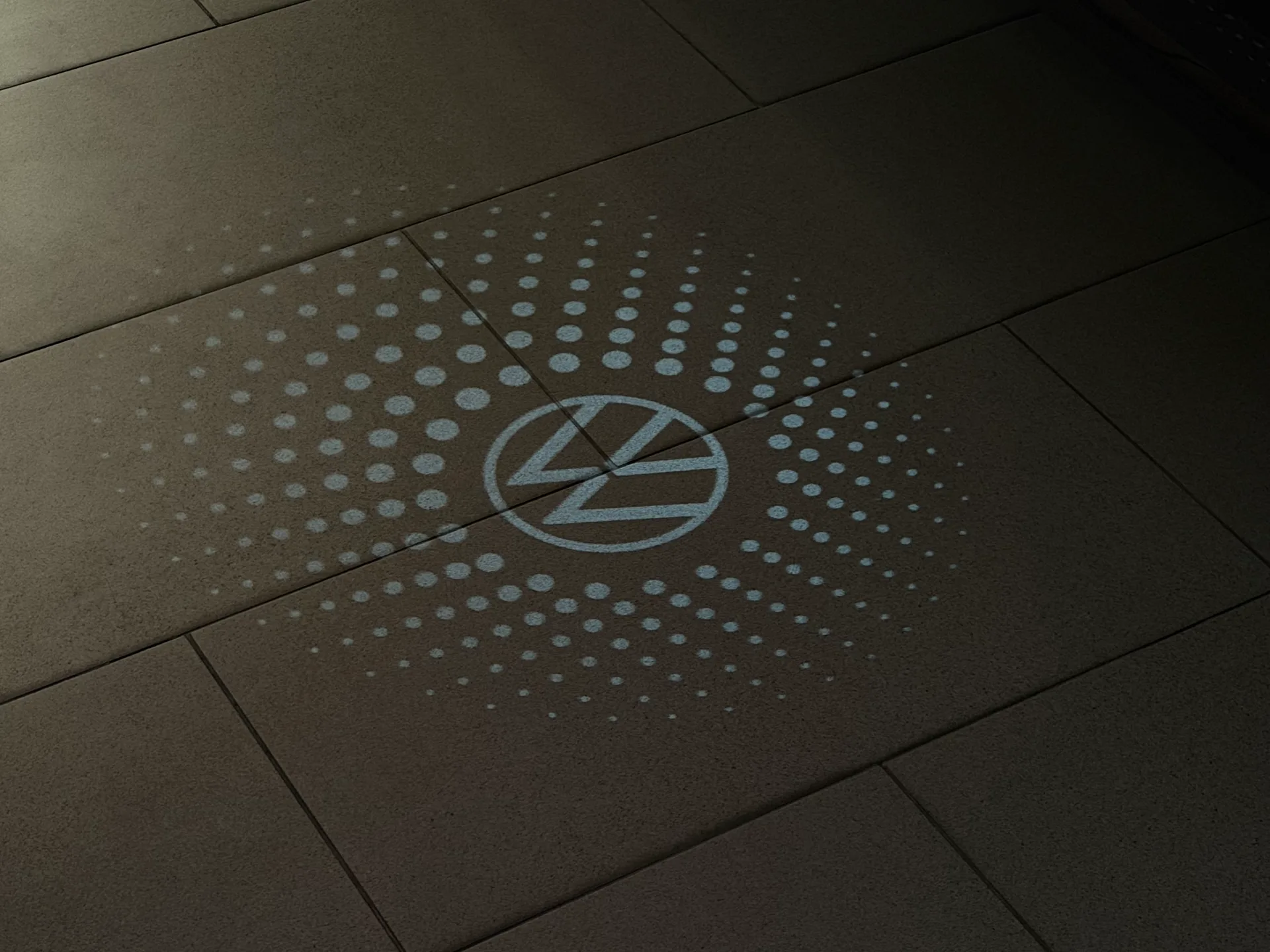 폭스바겐 골프 그레나딜라 블랙 TDI 프레스티지 2026년식 실물 사진 17/26 - 26년 03월 30일 출고한 검정 골프 TDI 출고 사진입니