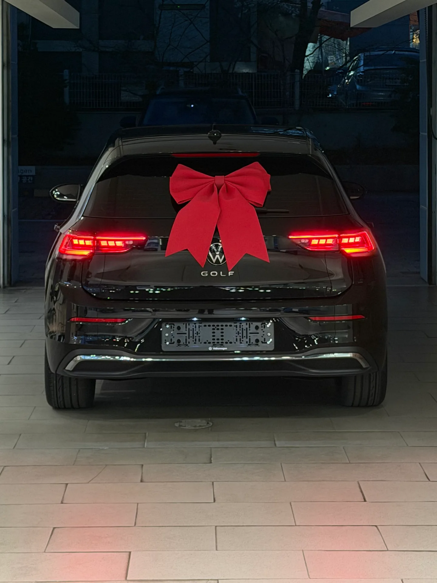 폭스바겐 골프 그레나딜라 블랙 TDI 프레스티지 2026년식 실물 사진 24/26 - 26년 03월 30일 출고한 검정 골프 TDI 출고 사진입니