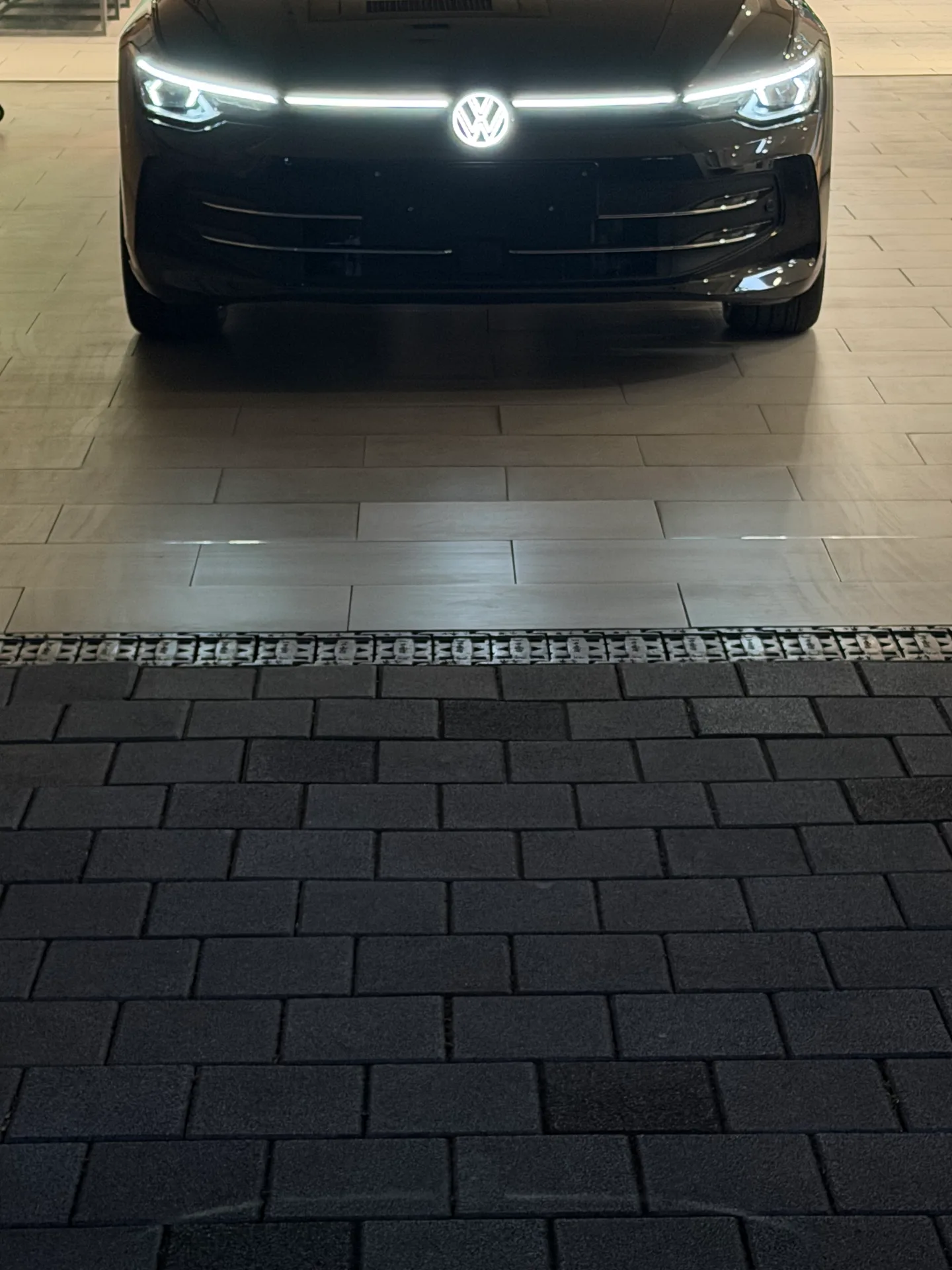 폭스바겐 골프 그레나딜라 블랙 TDI 프레스티지 2026년식 실물 사진 20/26 - 26년 03월 30일 출고한 검정 골프 TDI 출고 사진입니