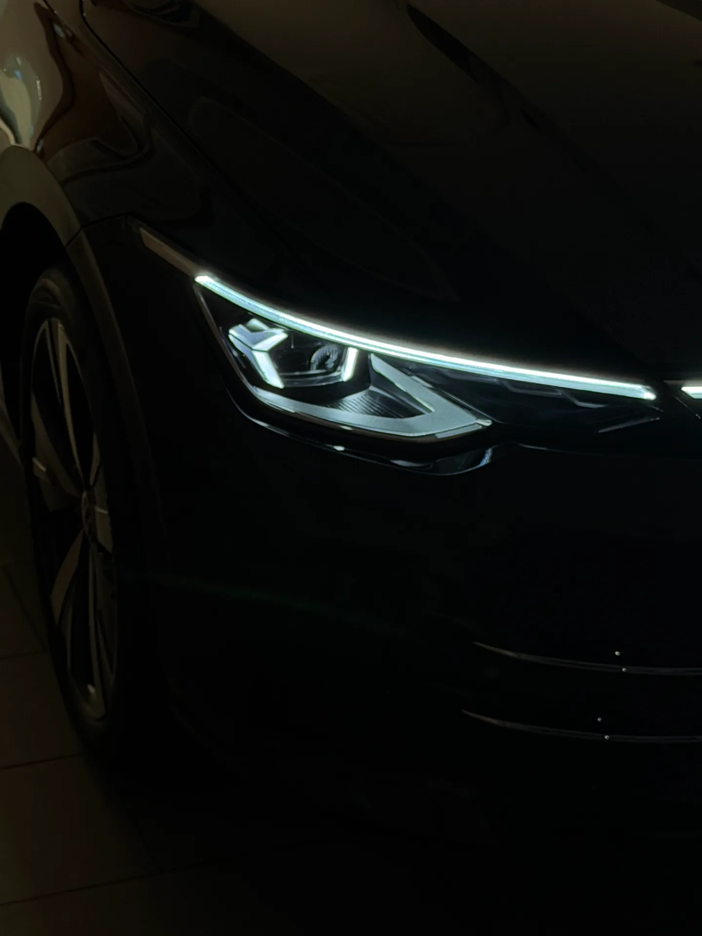 폭스바겐 골프 그레나딜라 블랙 TDI 프레스티지 2026년식 실물 사진 21/26 - 26년 03월 30일 출고한 검정 골프 TDI 출고 사진입니