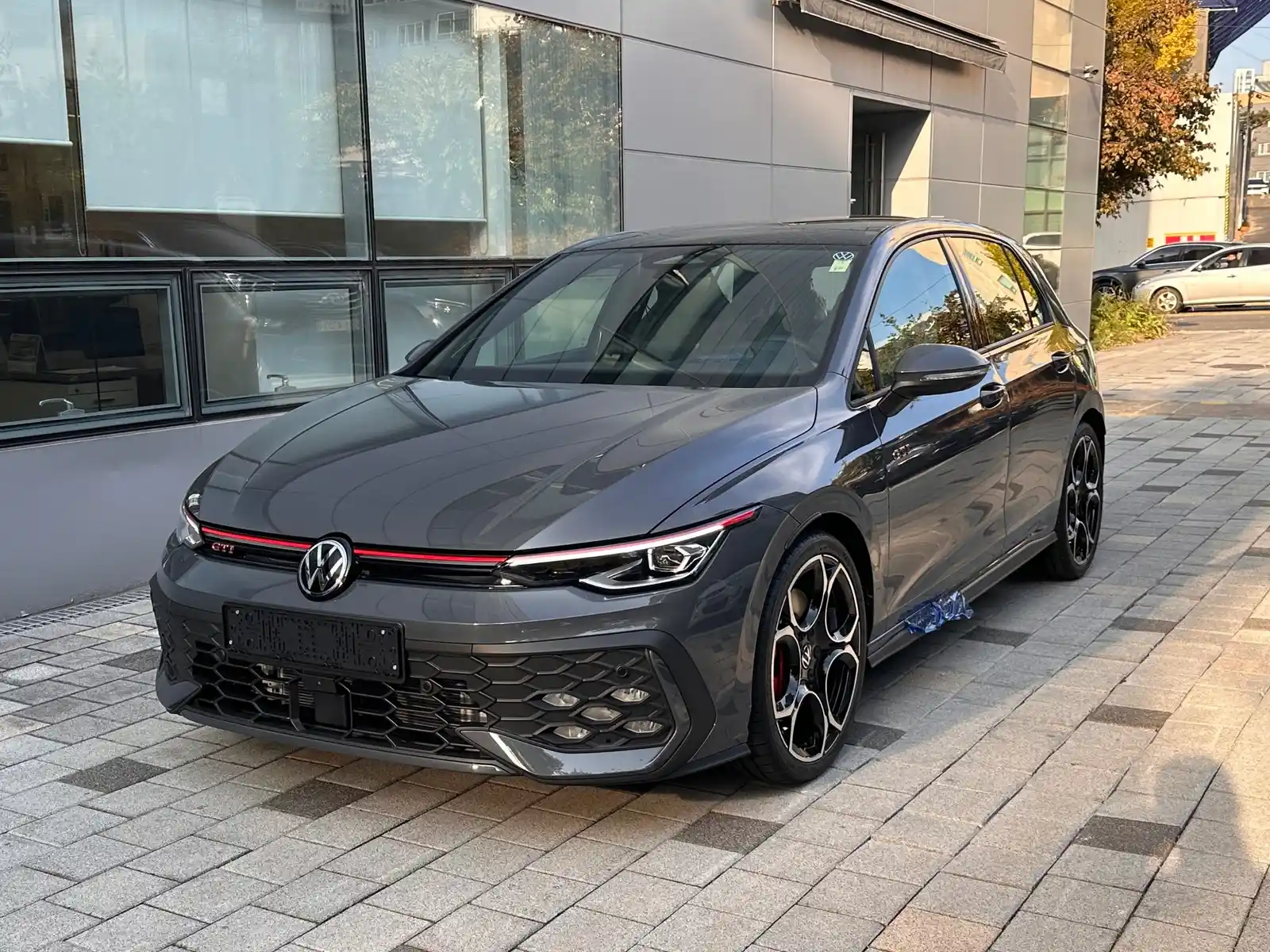 폭스바겐 골프 돌핀 그레이 GTI 2026년식 실물 사진 2/12