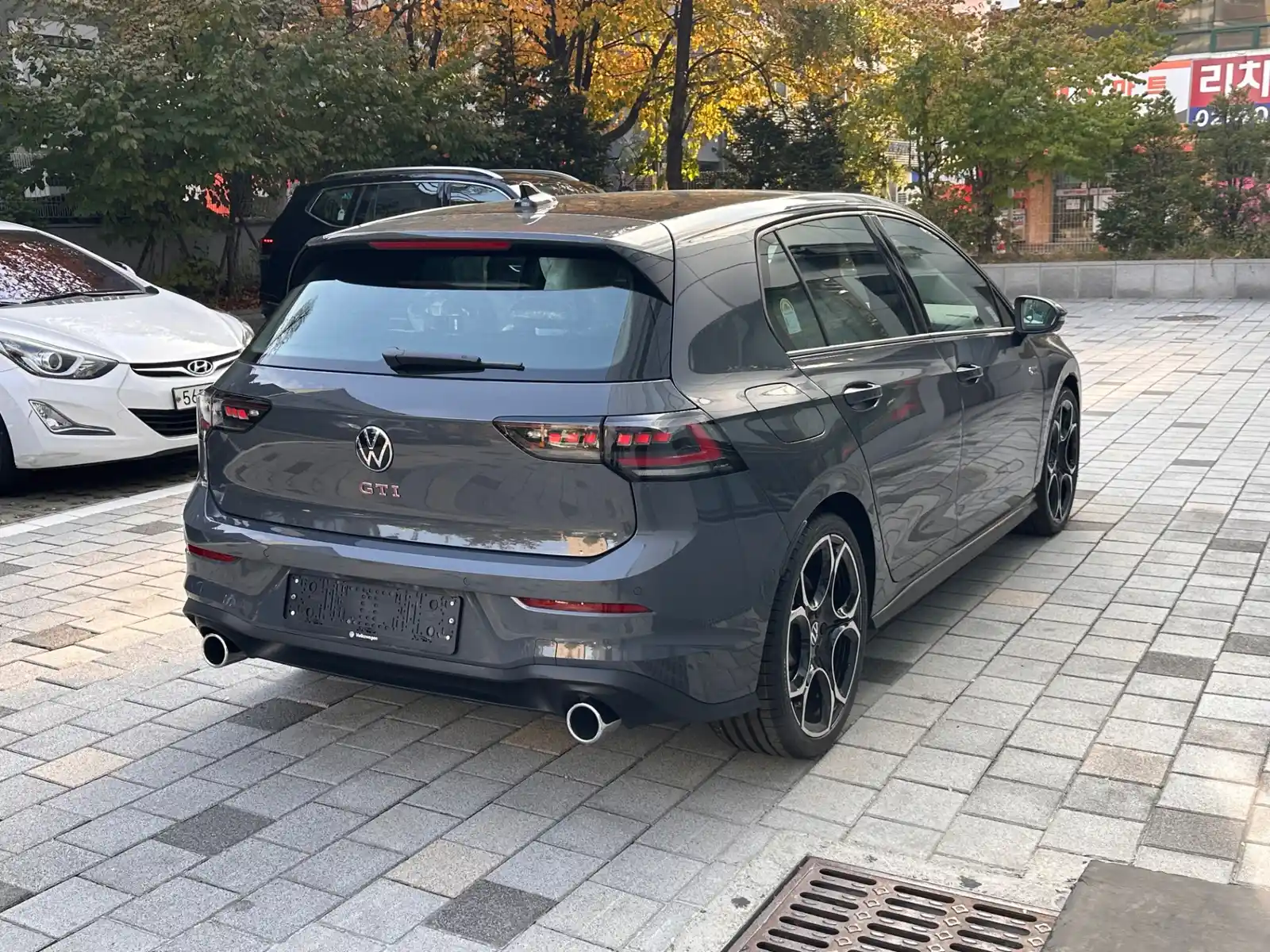 폭스바겐 골프 돌핀 그레이 GTI 2026년식 실물 사진 8/12