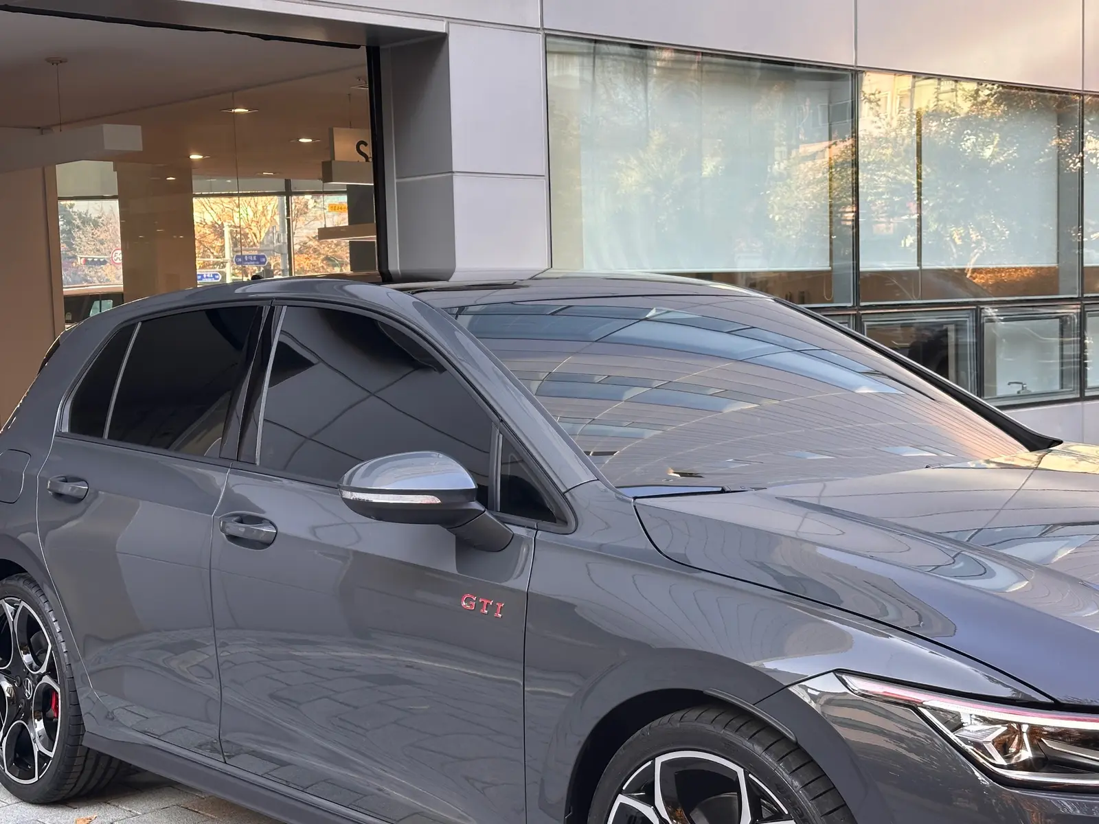 폭스바겐 골프 돌핀 그레이 GTI 2026년식 실물 사진 11/12