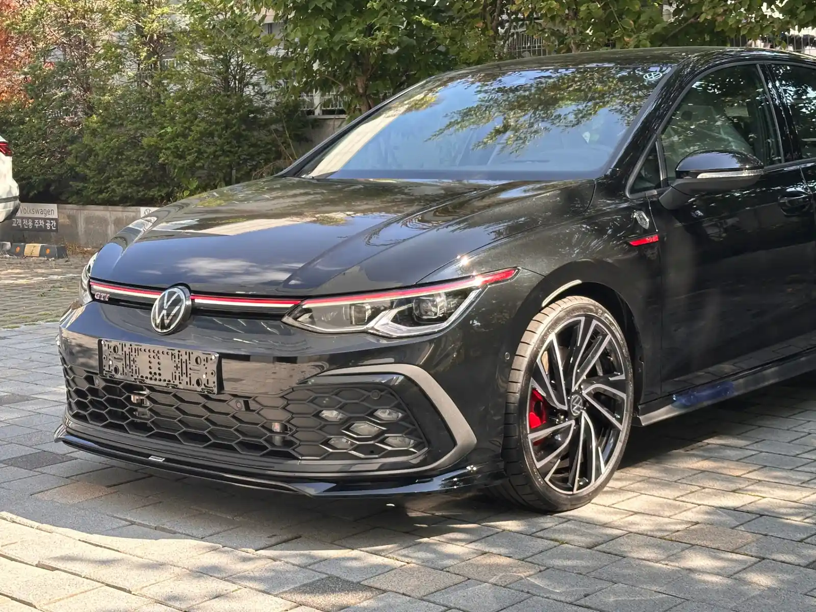 폭스바겐 골프 딥 블랙 펄 GTI 2024년식 실물 사진 15/19 - 전국 100대 한정으로 출시되었던 GTI 리미티드 에디션 출고 사진입니다
