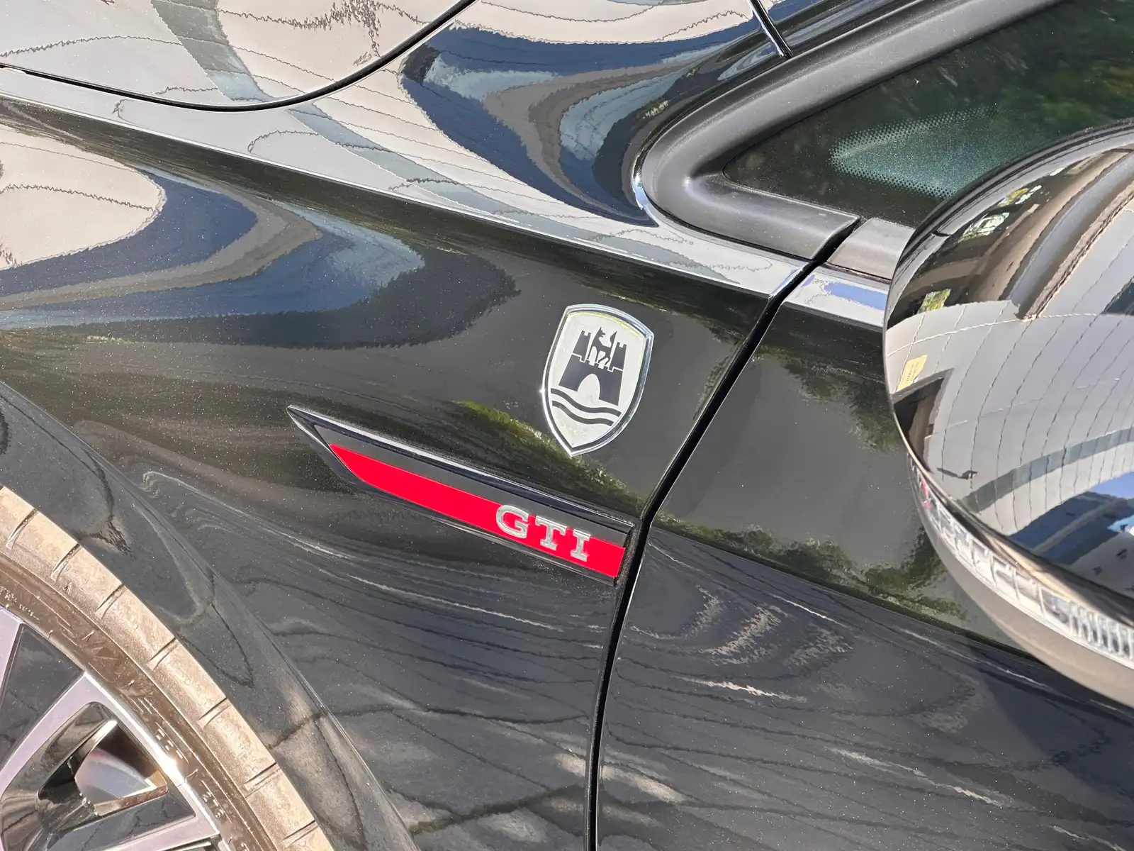 폭스바겐 골프 딥 블랙 펄 GTI 2024년식 실물 사진 16/19 - 전국 100대 한정으로 출시되었던 GTI 리미티드 에디션 출고 사진입니다