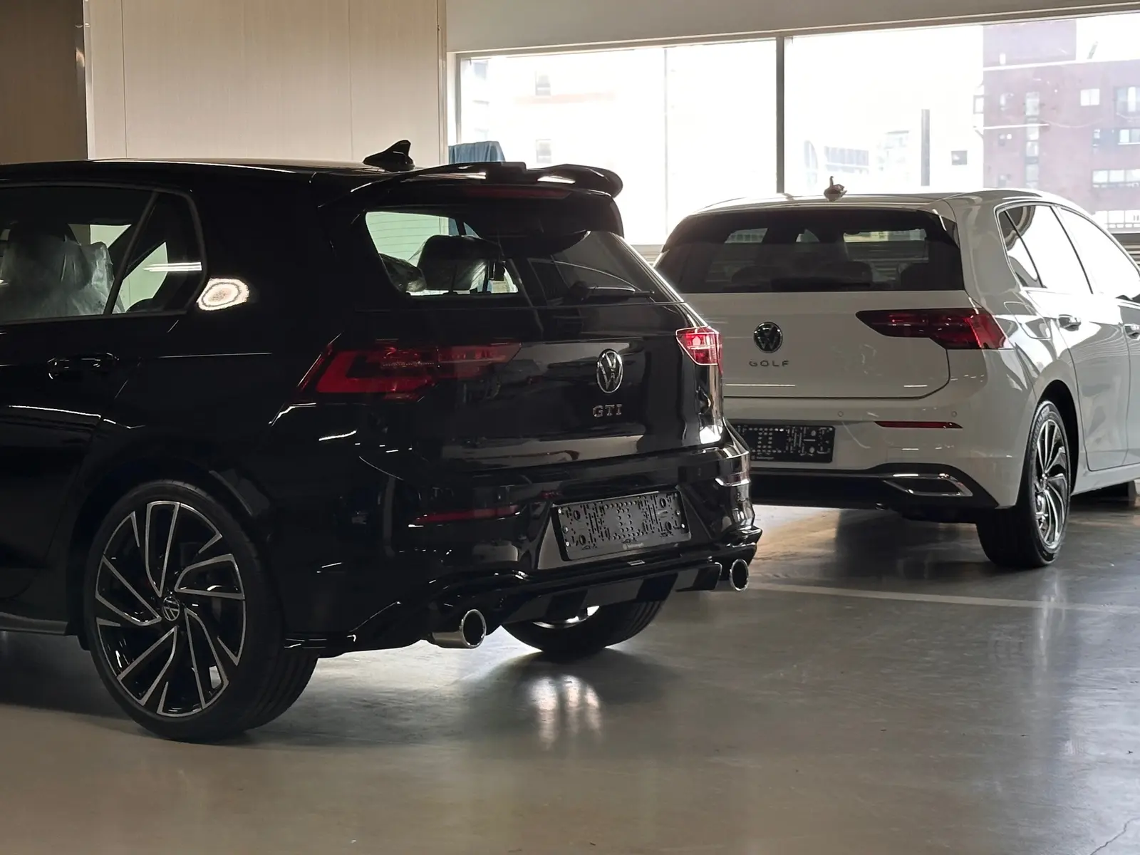 폭스바겐 골프 딥 블랙 펄 GTI 2024년식 실물 사진 18/19 - 전국 100대 한정으로 출시되었던 GTI 리미티드 에디션 출고 사진입니다