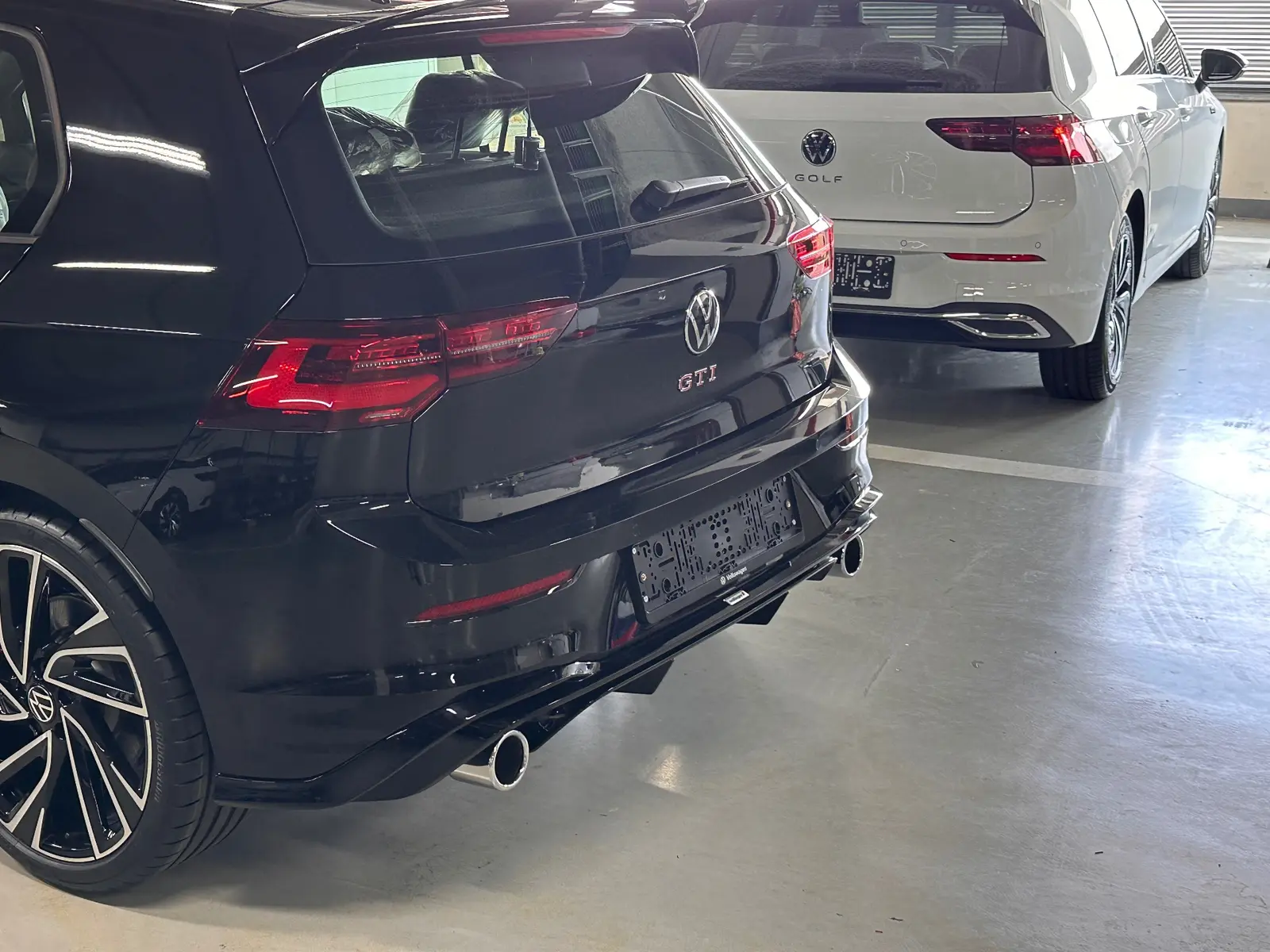 폭스바겐 골프 딥 블랙 펄 GTI 2024년식 실물 사진 19/19 - 전국 100대 한정으로 출시되었던 GTI 리미티드 에디션 출고 사진입니다