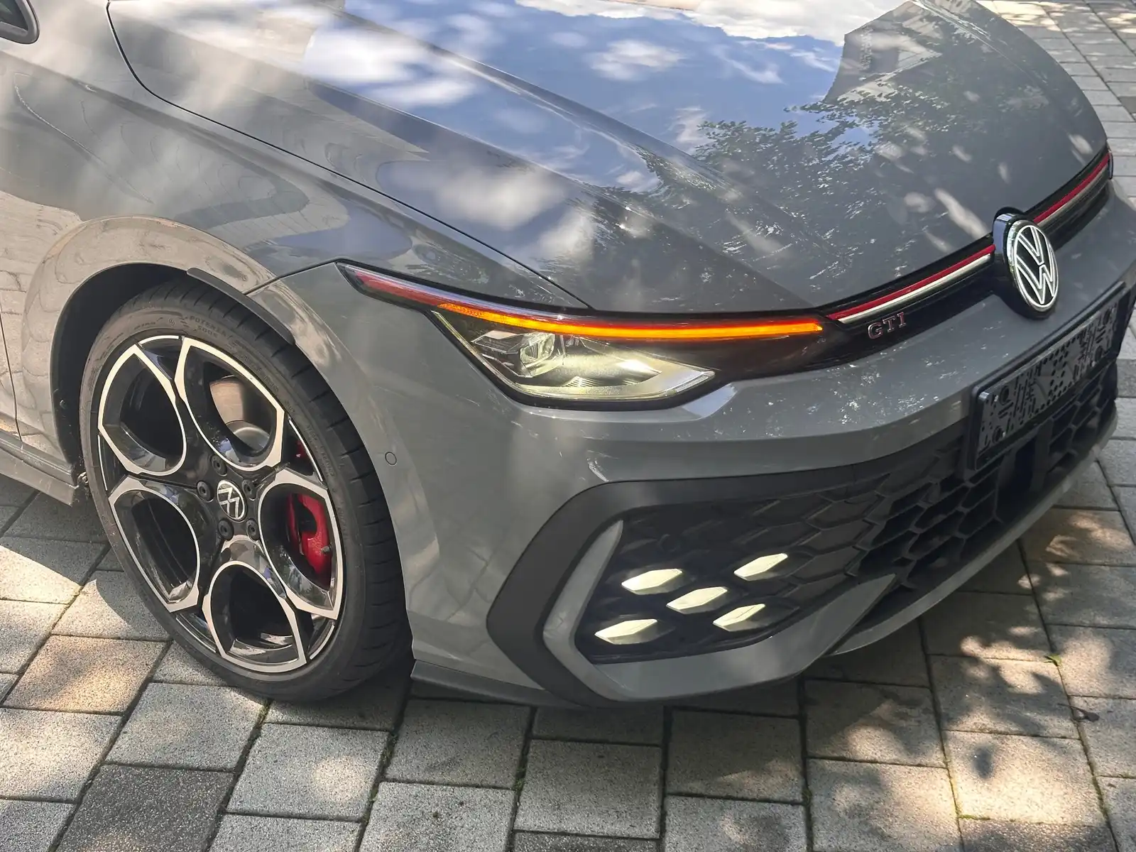 폭스바겐 골프 문스톤 그레이 GTI 2025년식 실물 사진 2/5