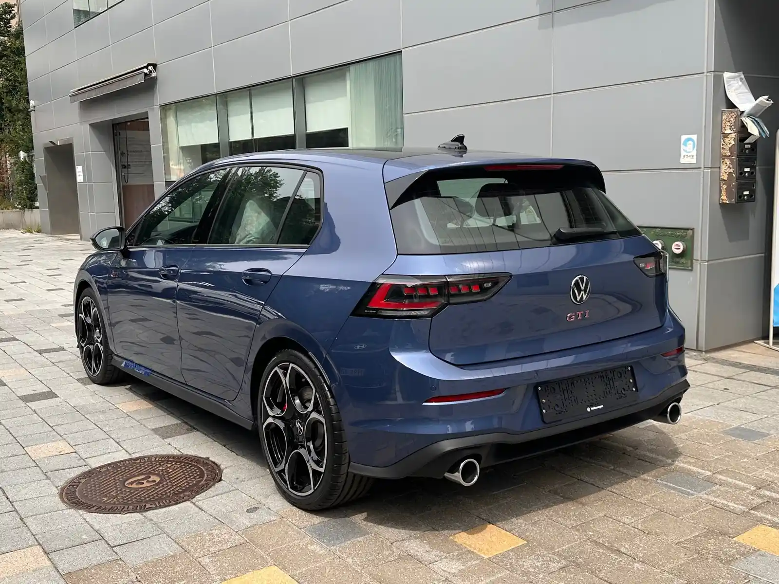 폭스바겐 골프 아네모네 블루 GTI 2026년식 실물 사진 7/8