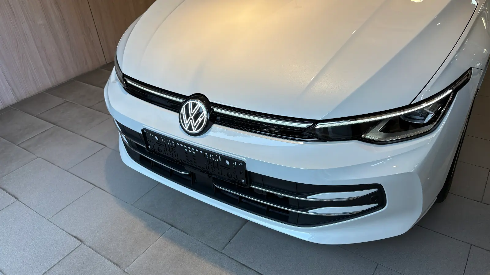 폭스바겐 골프 오릭스 화이트 TDI 프리미엄 2025년식 실물 사진 2/20 - 골프 2.0 TDI 프리미엄 트림 오릭스 화이트 색상 한정재고 출고사진입니다.