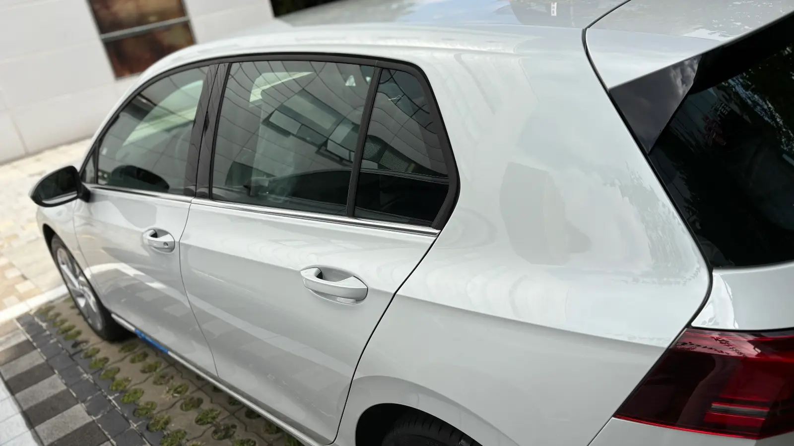 폭스바겐 골프 오릭스 화이트 TDI 프리미엄 2025년식 실물 사진 5/20 - 골프 2.0 TDI 프리미엄 트림 오릭스 화이트 색상 한정재고 출고사진입니다.