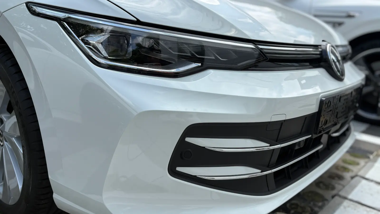폭스바겐 골프 오릭스 화이트 TDI 프리미엄 2025년식 실물 사진 6/20 - 골프 2.0 TDI 프리미엄 트림 오릭스 화이트 색상 한정재고 출고사진입니다.