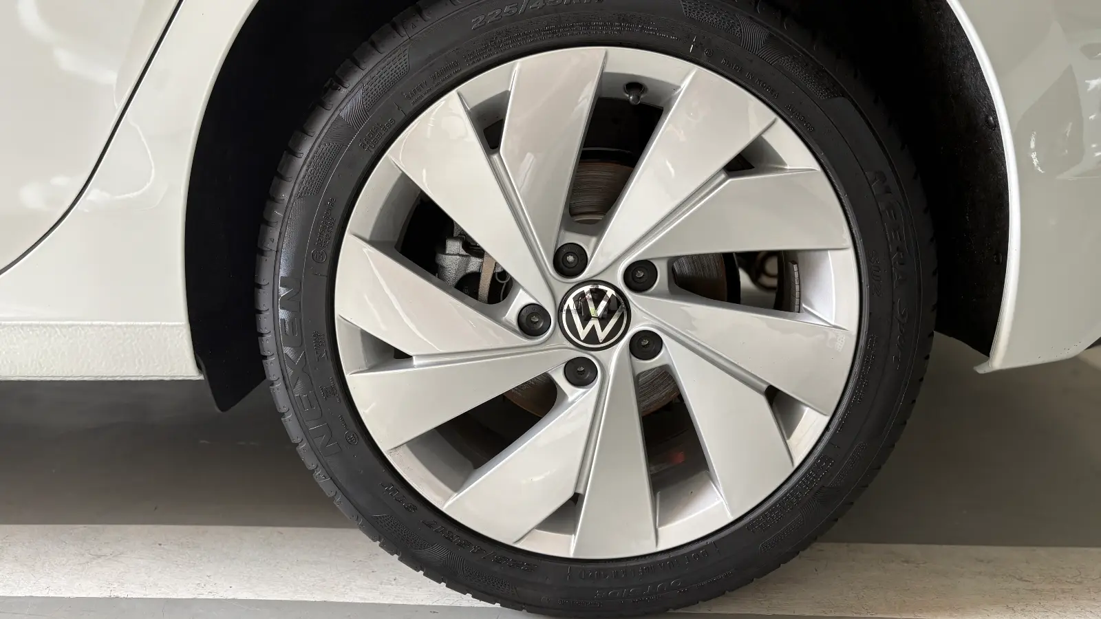 폭스바겐 골프 오릭스 화이트 TDI 프리미엄 2025년식 실물 사진 8/20 - 골프 2.0 TDI 프리미엄 트림 오릭스 화이트 색상 한정재고 출고사진입니다.